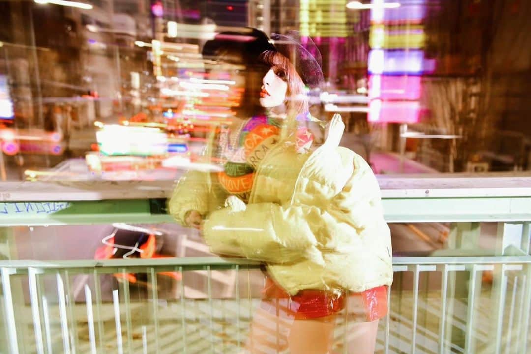 のインスタグラム：「🌈  #photography #music #artist  #japanese  #shorthair #japanesegirl #makeup #CD #colorful #streetfashion #shibuya #TOKYO  定期プロフィール🥀  #くびれ 55cm #おしり 1m #砂時計くびれ #脚  #レースクイーン #グラビアアイドル #talent #mixgirl  #骨格ストレート #トレーニング女子 元 #美容部員 #茶髪ショート #日焼け肌 #ショートカット」