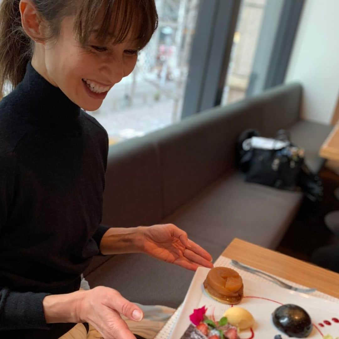 花田美恵子さんのインスタグラム写真 - (花田美恵子Instagram)「連日のsweets 🍰 何度でも嬉しい😊  15年間、変わらず続けているヨガのおかげで、カロリー気にせず楽しめます🧘🏻‍♀️  #tokyolifestyle #sweets #cake #fruits #birthdayplate #happybirthday #yoga #practiceeveryday #namaste #sweetseveryday #thankyou  #バースデープレート #サプライズ #デザート盛り合わせ #幸せな時間 #ヨガのある暮らし #ヨガ #ありがとう❤️」3月18日 16時16分 - hawaiimieko