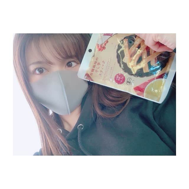 金澤朋子さんのインスタグラム写真 - (金澤朋子Instagram)「. . 先日、干し芋を買ってみました🍠 . さつまいもを食べると どうしても三芳町が恋しくなります…🥲💗 . #juicejuice #金澤朋子  #さつまいも #干し芋 #おやつ  #埼玉県 #三芳町 #早くまた行きたい  #三芳町広報大使 #いいね三芳町 #344  . そして三芳町といえば… 佐久間智之さんの「誰ひとり取り残さない 住民に伝わる 自治体情報の届け方」いただきました〜！ . よく見るとちらほら私も登場していますよん🙆🏻‍♀️ 要チェックです！」3月18日 16時26分 - tomoko_kanazawa.official