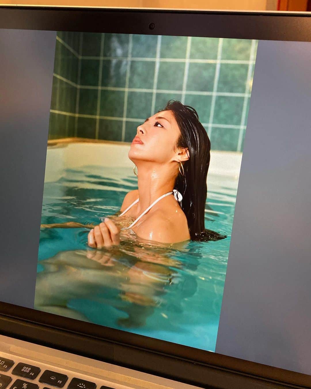わちみなみのインスタグラム：「﻿ SPA!オフショット☺︎﻿ みてくださいましたか？﻿ このカットがお気に入りでした...✨﻿ ﻿ 🌸ファーストトレーディングカード﻿ 予約受付中﻿ https://horipro-shop.com/products/detail/654﻿ ﻿ ﻿ 🕊発売記念イベント予約受付中です。﻿ ﻿ https://tic.jp/html/user_data/Wachi_event_info﻿ ﻿ 4月24日　18時〜秋葉原ソフマップ﻿ 4月25日　12時〜神保町書泉グランデ﻿ 　　　　　17時30分〜ミントポニーランド名古屋﻿ ﻿ 🌈週刊ポストなをん。デジタル写真集﻿ みな、みちゃうわ　発売中です！﻿ ﻿ https://www.shogakukan.co.jp/digital/09d093520000d0000000﻿ ﻿ #オフショット　#SPA!﻿ #写真　#グラビア﻿ #カメラマン #グラビア﻿ #トレカ﻿ #わちみなみ」