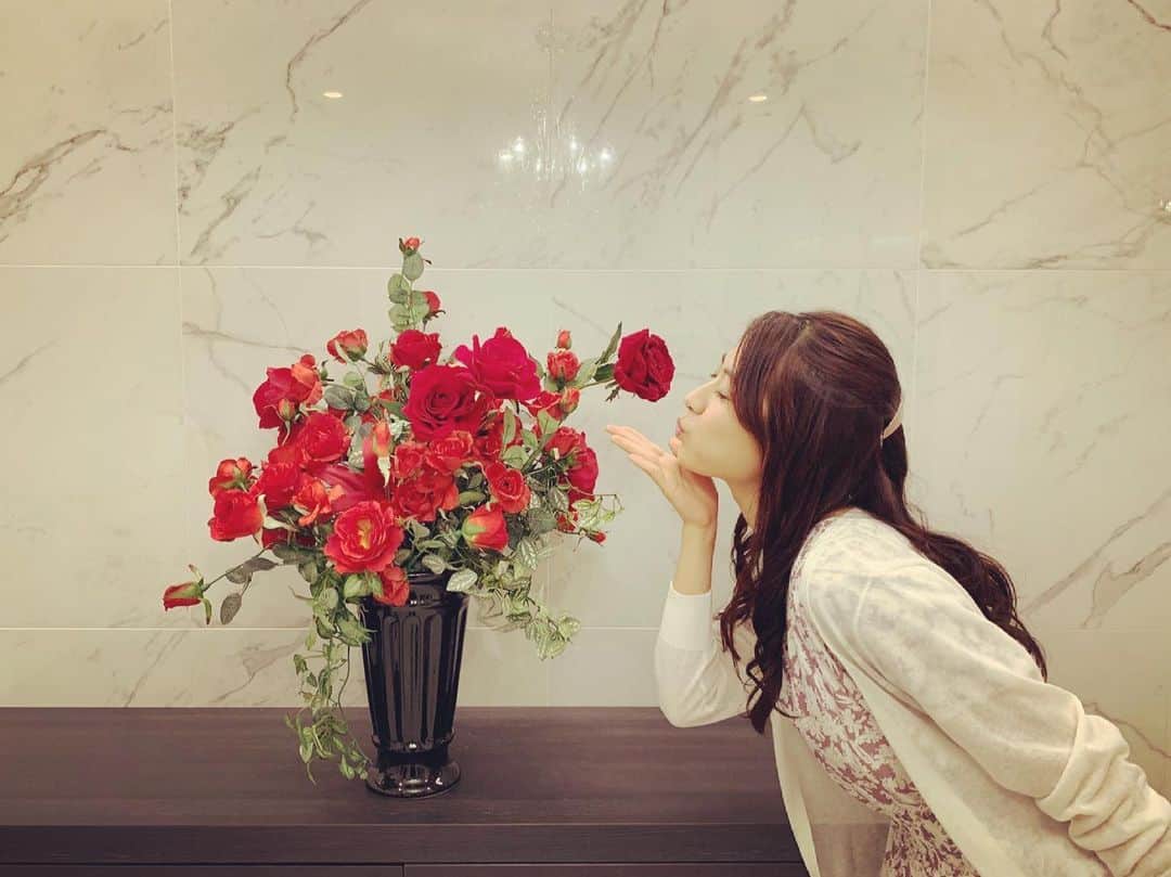 瀧本美織のインスタグラム：「🌹 今夜最終回。 よろしくお願いします。   #知ってるワイフ  #沙也佳」