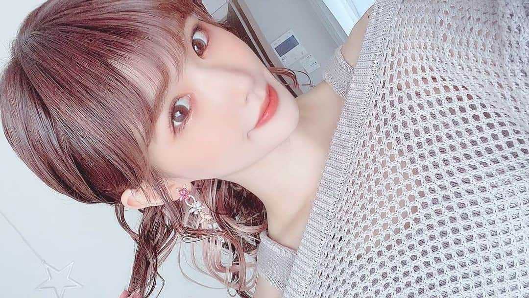 涼宮琴音のインスタグラム：「すっぴんそろそろ飽きたと クレームを頂いたので 写真と動画撮るためだけに メイクとお洋服着ました笑 エクステつけてても、やっぱりこの髪型がすきです。」