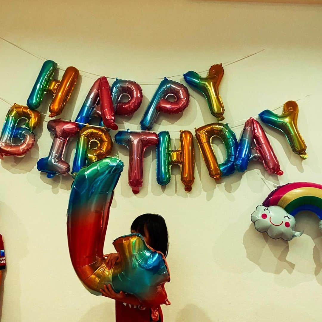 長澤奈央さんのインスタグラム写真 - (長澤奈央Instagram)「娘の誕生日でした。 4歳になりました。 やっと4歳‥まだまだ4歳  ベル好きの娘にドールケーキをオーダー。 とても素敵に作ってくれて大喜び。美味しかったです！！  #誕生日 #4歳女の子 #ドールケーキ #夢はプリンセスになること #マイペースガール」3月18日 17時13分 - nagasawana_official