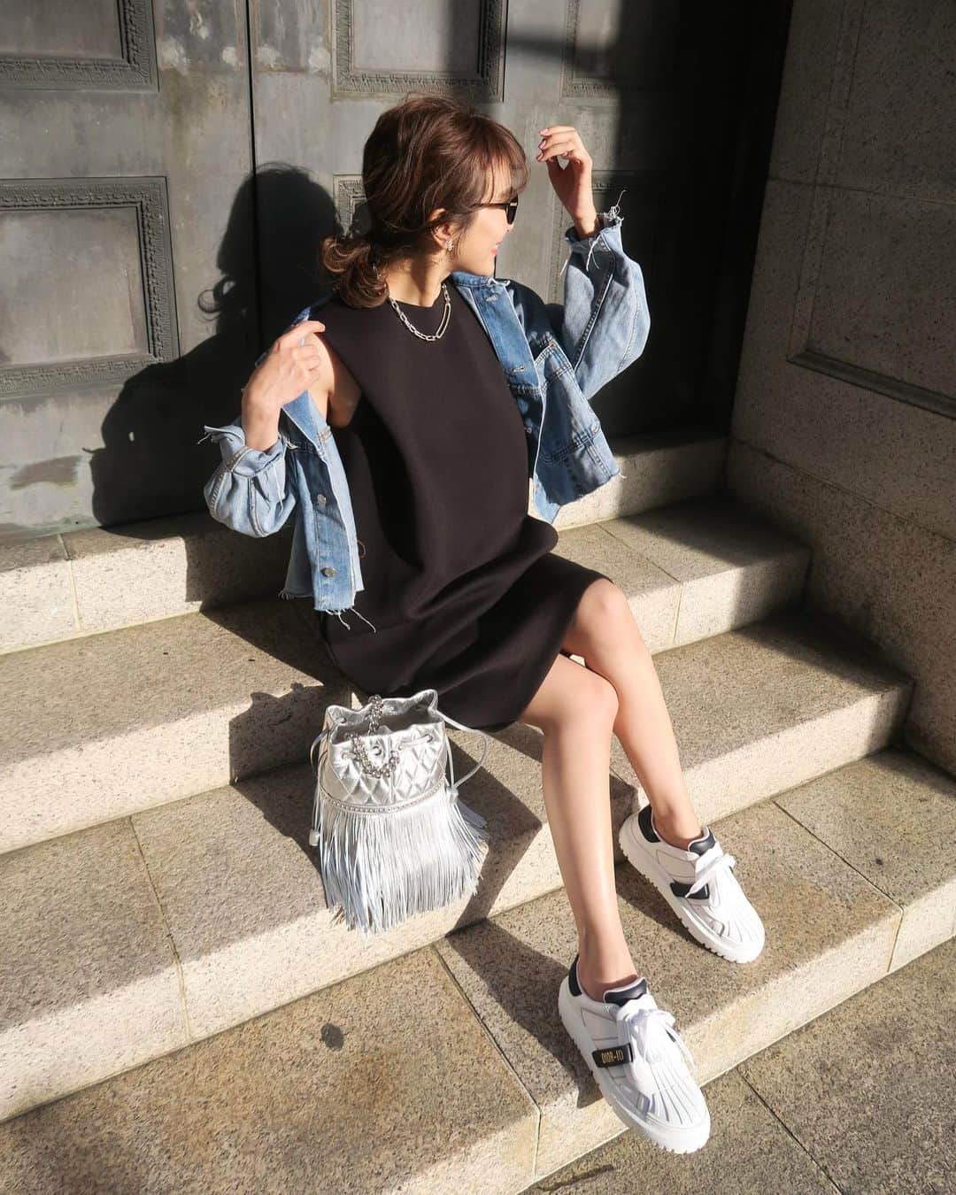 Mai Wakimizuのインスタグラム：「臨月まで着ていたワンピース♡デイリーに着る時はスニーカー合わせが定番♡blackはおめかしの場でも使えるし、私自身リアルに本当に着る機会が多いので、カラー悩まれてる方にはまずblackがお勧めです＼(^o^)／ #wakkinstyle#ootd#coordinate#ママコーデ dress:#linkable @linkable_official(今夜20:00再入荷) bag:#jandmdavidson shoes:#dior sunglasses:#eyevan」