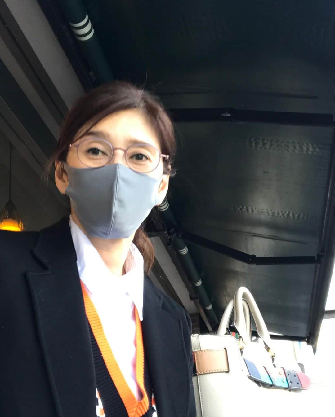 益子直美さんのインスタグラム写真 - (益子直美Instagram)「今日は長野県上田へ。 朝、最寄り駅までの猛ダッシュ中、パンプスのヒールのゴムがもげるというアクシデントから始まりましたが、無事に仕事を終えて東京に戻って参りました。 奇跡的にオレンジのベストとコーディネートばっちりのスニーカーを持っていて、なんら違和感なく履きこなしました！笑  (体育館に入るときは、雑巾で拭いて、消毒して入りました)  長野のお蕎麦は美味しかった‼️ 山々にも癒されました‼️ そして沢山の笑顔に出会え、最高の1日でした‼️  #長野県上田市  #ヒールもげる  #ブラウスベストzara #ジャケット #ラルフローレン  #シューズのままお履きください  #蕎麦ランチ」3月18日 17時11分 - naomi.masuko