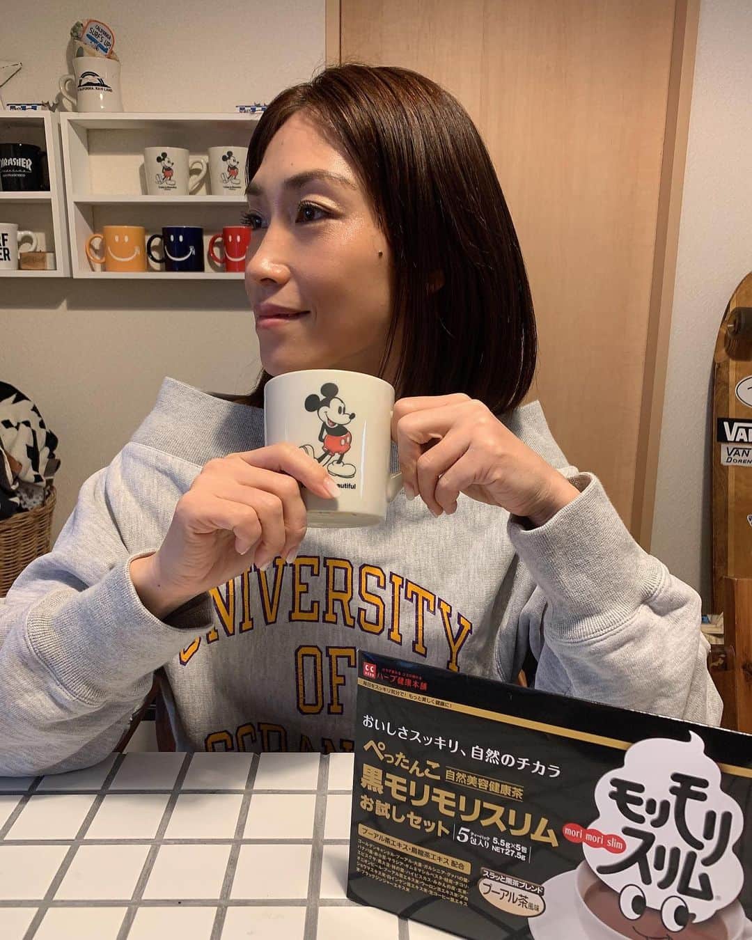 NANAさんのインスタグラム写真 - (NANAInstagram)「前から飲んでる健康茶🍵黒モリモリスリム🕺 ☆ 昔からあるお茶で味が烏龍茶とプーアル茶が合わさった様な味で飲みやすい🤲 ☆ お気に入りで飲んでるよ☺️我が家よく揚げ物するから食後にサッパリさせたい時とか飲んでる🤓そしてしっかり出してくれるからスッキリ🤩 ☆ ぜひお試しあれ🌿 @morimori.n_official ☆ ☆ #pr#黒モリモリスリム#モリモリスリム#スッキリ#お茶#美容茶#美味しい#プーアル茶#ハーブティ #糖質制限」3月18日 17時15分 - nana1977hs