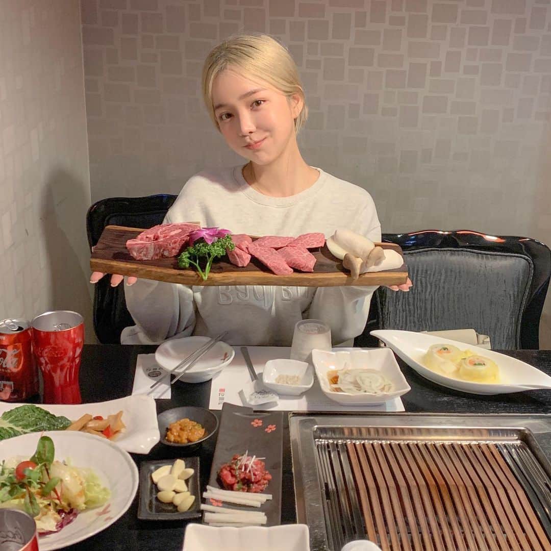 ユン・アラのインスタグラム：「드디어 가본 미슐랭 가이드에  선정된 소고기 맛집 보름쇠 😎♥️  제가 그만 제주산 흑우 씨를 말리고 왔어요... 숙성된 소고기라서 그런지 완전 쫀득한데 입에서 녹아...없어져... 육회 육사시미는 쫄깃 그자체ㅠㅠㅠㅠㅠ 냉면도 완전 깔끔해서 꼭 드세요!!!💛  서울에서 유일하게 제주산 흑우를 맛볼 수 있는곳이 포인트!  #보름쇠 #미슐랭가이드 #삼성동맛집 #제주흑우 #숙성소고기」