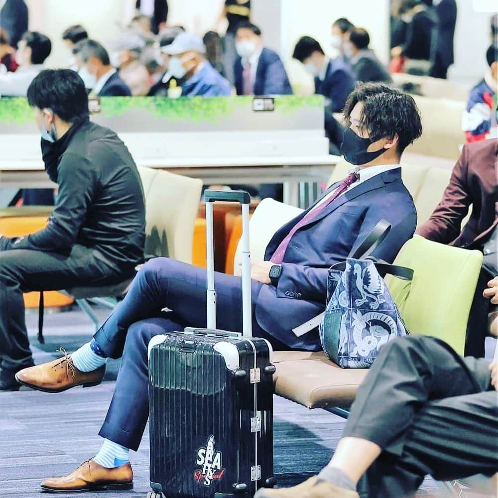 石川慎吾さんのインスタグラム写真 - (石川慎吾Instagram)「皆さん 久々すぎますね！ . 今日は スーツの写真を載せます(^^) . . スポーツ新聞社のカメラマンさんが かっこよく撮ってくれてます👍 . . もうすぐ開幕です！ 気合い入れていきます！！！ . . #写真#なさすぎて #素でエグい #いきった#写真#載せて #すいませんでした  #また#いつか#更新します」3月18日 17時47分 - shingooooo.36