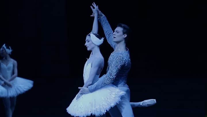 ドロテ・ジルベールのインスタグラム：「Des souvenirs qui nous donnent la force d’avancer. Le lac des cygnes en 2019 avec @humarchand  . #lacdescygnes #operadeparis #hugomarchand #ballet #swanlake #dorotheegilbert #souvenir」