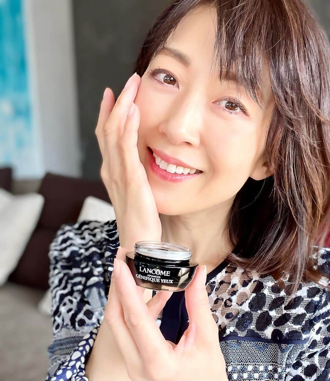 草間淑江さんのインスタグラム写真 - (草間淑江Instagram)「LANCOMEさんの新発売オンライン発表会に参加させて頂きました✨  LANCOMEといえば、美肌菌発想で有名なジェニフィックアドバンストN。  そのシリーズからアイクリーム 「ジェニフィック　アドバンスト　アイクリーム」が新登場❣️  ２０２１年６月１１日発売✨  目元の皮膚は顔のどこの部分よりも薄く皮脂も少ないので毎日のメイクオフや紫外線、季節、年齢によってダメージを受けやすく老化も早いと思っています。  特に今はマスクの摩擦などもあり悩みが尽きないですよね😔 そんなデリケートな目元周りのバリア機能をサポートしながら高い回復を促してくれる 「ジェニフィック　アドバンスト　アイクリーム」  クマや小ジワに働きかけてくれ 強さみなぎる、輝きあふれるアイゾーンに導いてくれるんだそう✨  一足お先に試させていただきましたが みずみずしく、馴染みも良く、でもしっかりサポートしてくれそうな安心感のあるテクスチャーなので毎日のケアが楽しくなりました🥰  デザインも素敵で置いておくだけでもテンション上がります🎀  自信が持てる目元を目指して一瓶使い切ってみようとワクワクしています💕💕  #ランコム #lancome #美肌菌 #ジェニフィックアドバンストアイクリーム  #マイクロバイオーム #スキンケアの進化 #バリア機能の強化 #目元特有の悩みに対応 #輝きあふれる目元へ @be_story_official #美ST」3月18日 17時55分 - yoshie_kusama