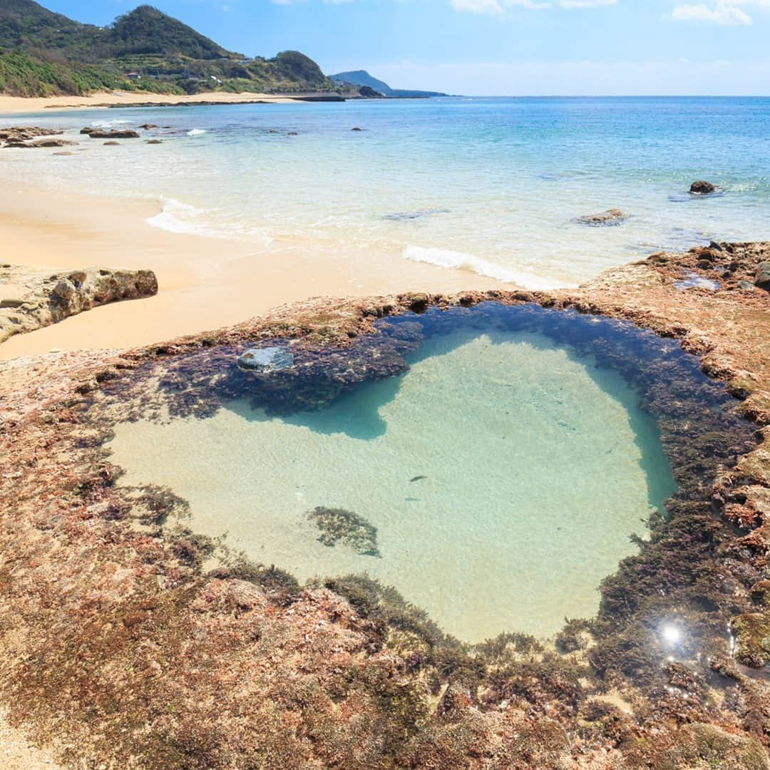 楽天トラベル さんのインスタグラム写真 - (楽天トラベル Instagram)「こんにちは😊 今日は奄美大島の人気観光スポットをご紹介します✨ ーーーーーーーーーーーーーー 📍#ハートロック （鹿児島県龍郷町） ーーーーーーーーーーーーーー 豊かな自然であふれる奄美大島にある、ハート型のかわいい潮だまり「ハートロック」。 干潮時、タイミングが良ければ透明度の高い海水が溜まったハートロックを見ることができます。 撮った写真を待ち受け画面にすると恋が叶うと、恋愛のパワースポットや撮影場所としても話題なのだそうですよ。 ーーーーーーーーーーーーーー  📌ご旅行やおでかけの際は、事前にお住まいの地域や旅行先の情報を確認しご計画をお願いいたします ーーーーーーーーーーーーーー 旅先で出会った美しい風景や素敵な旅館などを  #rakutentravel を付けてぜひシェアしてください😊 このアカウントでご紹介させていただきます💗 ーーーーーーーーーーーーーー  #楽天トラベル #旅行好きな人と繋がりたい #旅したくなるフォト #旅行 #国内旅行 #旅行好き #旅行好きと繋がりたい #写真好きな人と繋がりたい #旅好き女子 #旅行好き女子 #travel #trip #japan #たびすたぐらむ #奄美大島 #鹿児島 #ハートロック #恋愛成就 #日本の絶景 #自然が好き #島旅 #離島 #奄美大島旅行 #死ぬまでに行きたい日本の絶景 #海」3月18日 18時00分 - rakutentravel