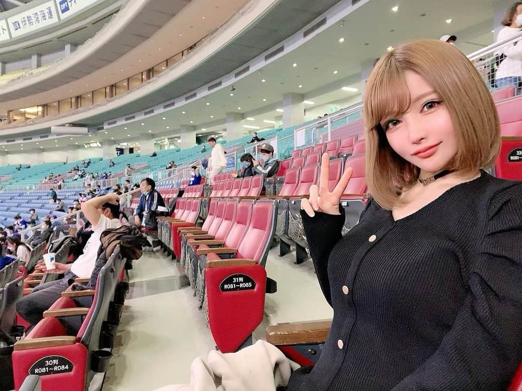 明日花レイナさんのインスタグラム写真 - (明日花レイナInstagram)「中日対巨人のオープン戦観に行ってきたよ🥳 ドラゴンズの勝利🏅🌟  服は @selectshop__milkyway さんの😻 パワーショルダーのニットワンピだよ🖤  #名古屋ドーム #改め #バンテリンドーム #バンテリンドームナゴヤ #野球 #野球観戦 #中日ドラゴンズ #プロ野球 #ドアラ」3月18日 18時01分 - reina_asuka