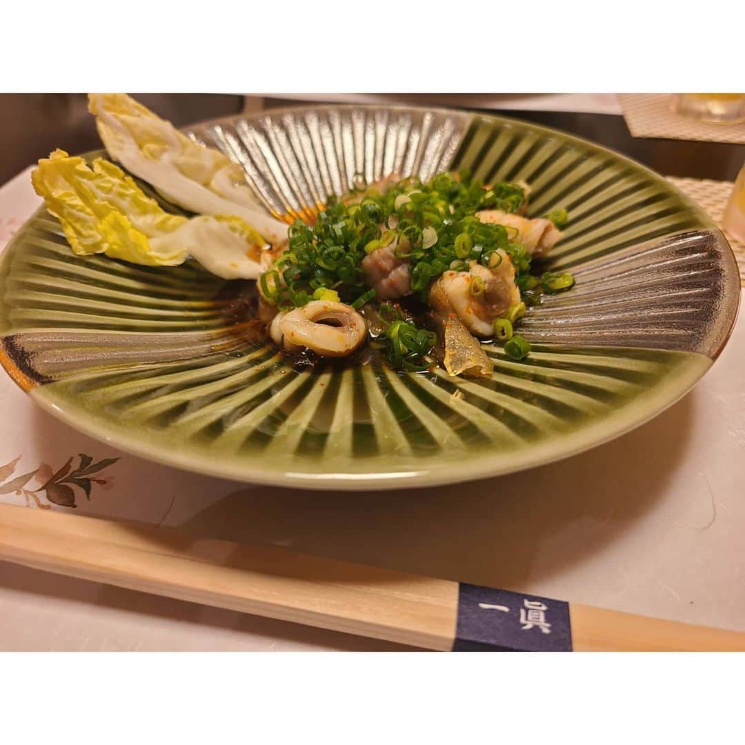 未來歩のインスタグラム：「10月から３月までの期間限定の河豚のお店一眞さんに滑り込みで。。  ここの雑炊今まで食べた河豚の雑炊の中で一番美味しい☺️大好き過ぎる❤️  帰り女将と大将に良いお年をお迎え下さいね☺️って(笑)  食べ納めしてきた🤣  #てっさ#予約困難店 #唐揚げ#ひれ酒 #白子#雑炊#ふぐ #てっちり #一眞 #一見さんお断り  #激ウマ」