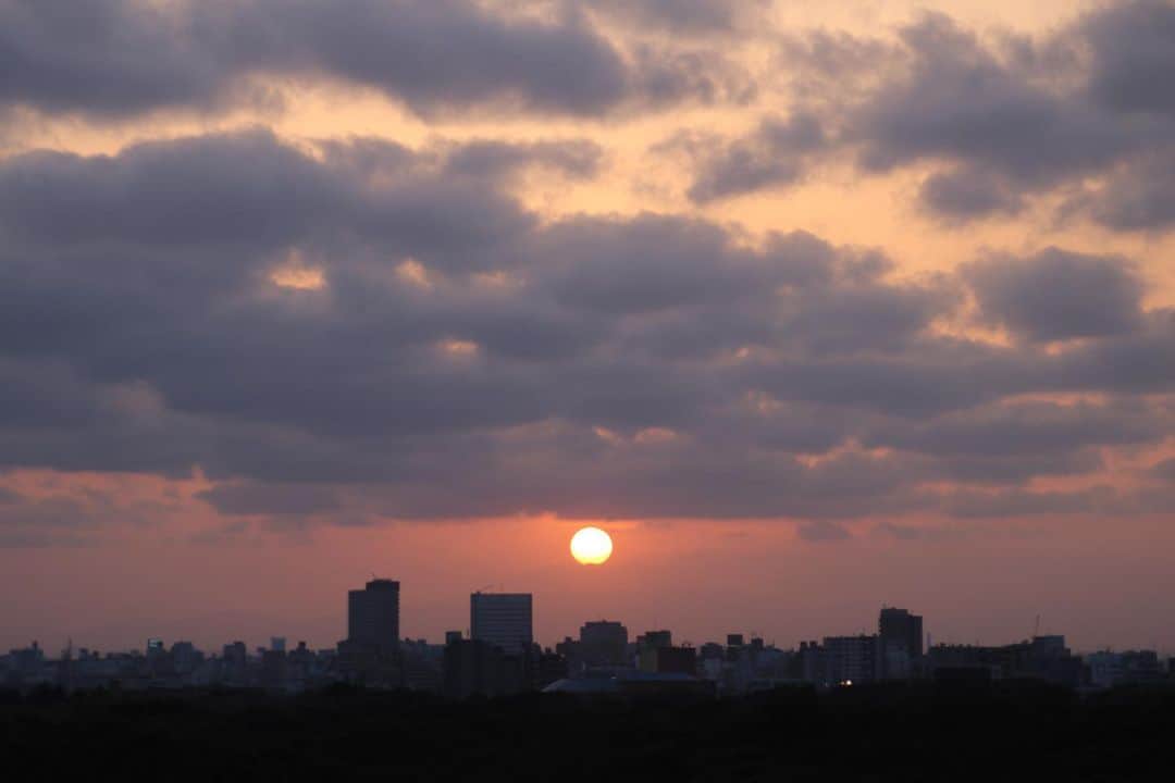 坂元美香さんのインスタグラム写真 - (坂元美香Instagram)「today's sunset 2021/03/18 17:45  同じ夕陽でもこんなにも色が違うんだね。 今日はグレーがかったオレンジでした。  #sunsetphotobymikasakamoto  #sunset #夕陽 #夕日 #夕焼け  #やっぱり空が好き #イマソラ #CanonEOSKiss8i」3月18日 18時14分 - mika_saka