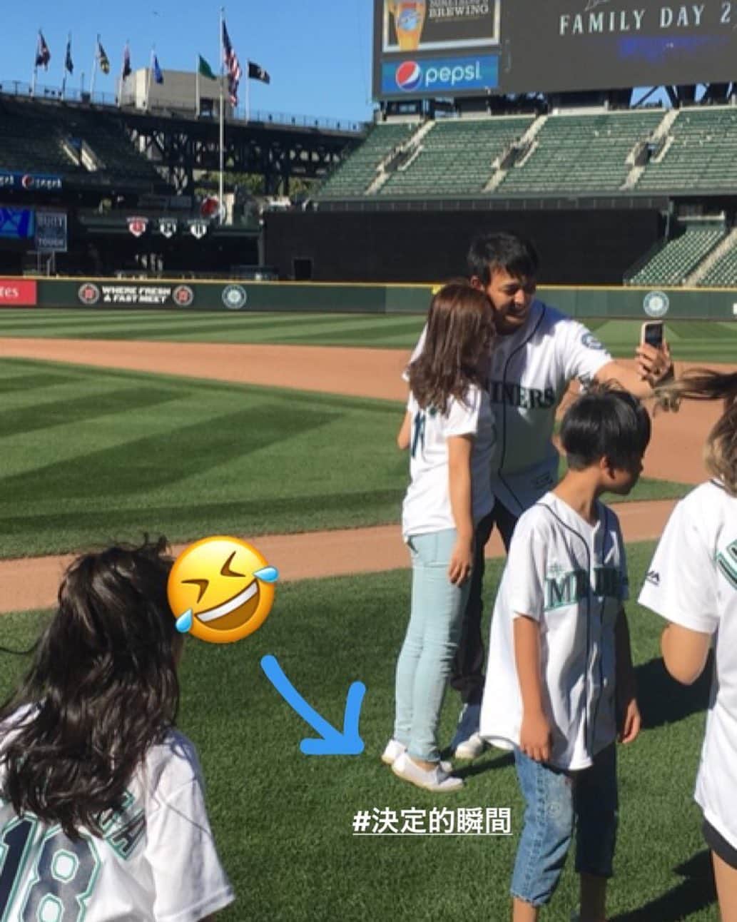 岩隈久志のインスタグラム：「家族の懐かしい写真が出てきました😂﻿ ﻿ 写真を撮る時は僕はしゃがみ、嫁さんはつま先立ちでうまく撮れます☺️﻿ ﻿ 夏にマリナーズがやる家族行事の一つ、いつかまた出来たら良いなと思います✨﻿ ﻿ #familyday #2018」