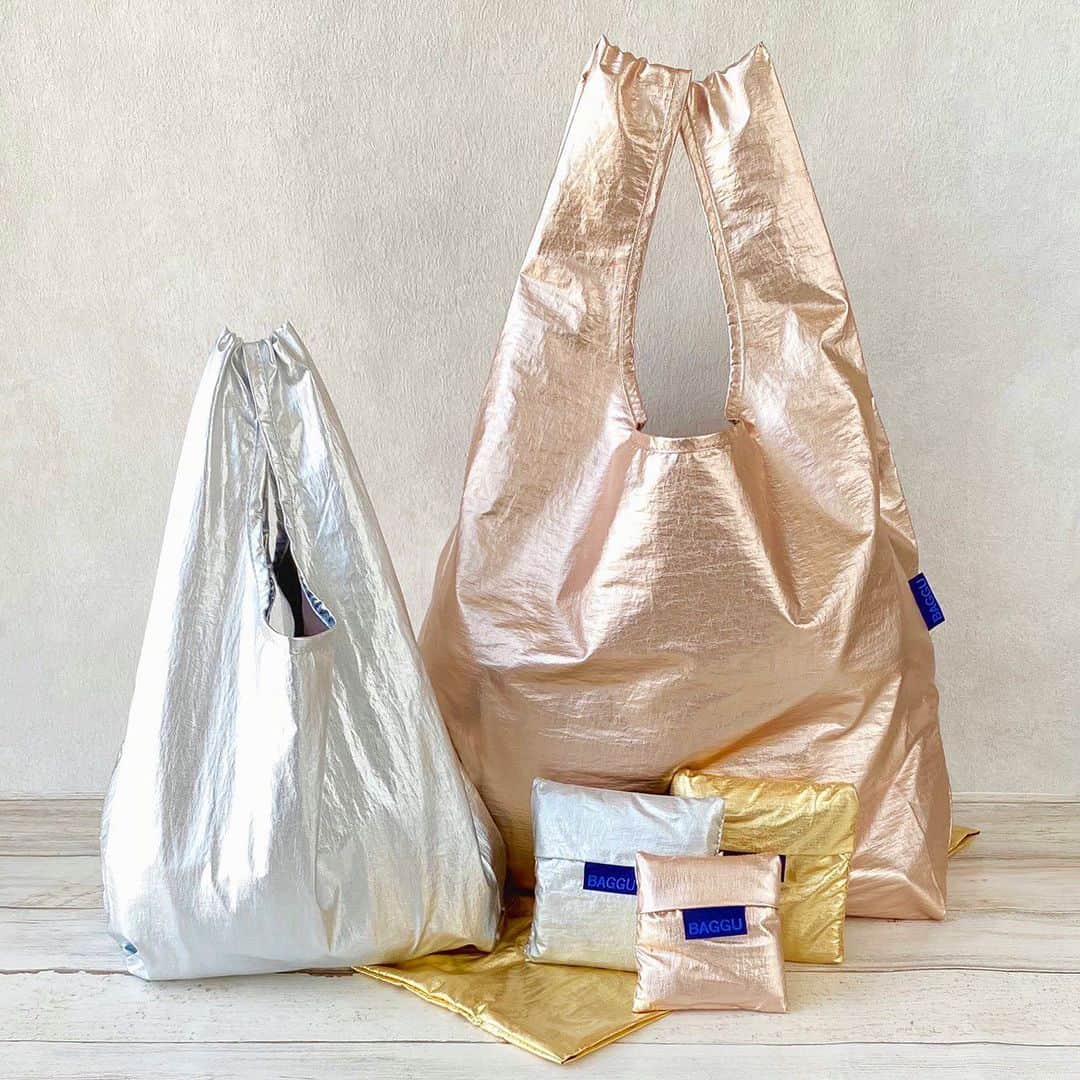 のインスタグラム：「ファッションのアクセントにもなりそうな、きらっと目をひくメタリックカラー✨「BAGGU」のメタリックシリーズに、ピンクゴールドが仲間入り💕たっぷり入るスタンダードサイズと、ちょっとしたお買い物にも便利なBABYサイズ。付属のポーチに収納してコンパクトに持ち運べます♪  BAGGU メタリック スタンダード 各¥2,640(税込) BABY BAGGU 各¥2,310(税込)  #BAGGU #エコバッグ #サブバッグ #PLAZA #プラザ #MINiPLA #ミニプラ @plazastyle」