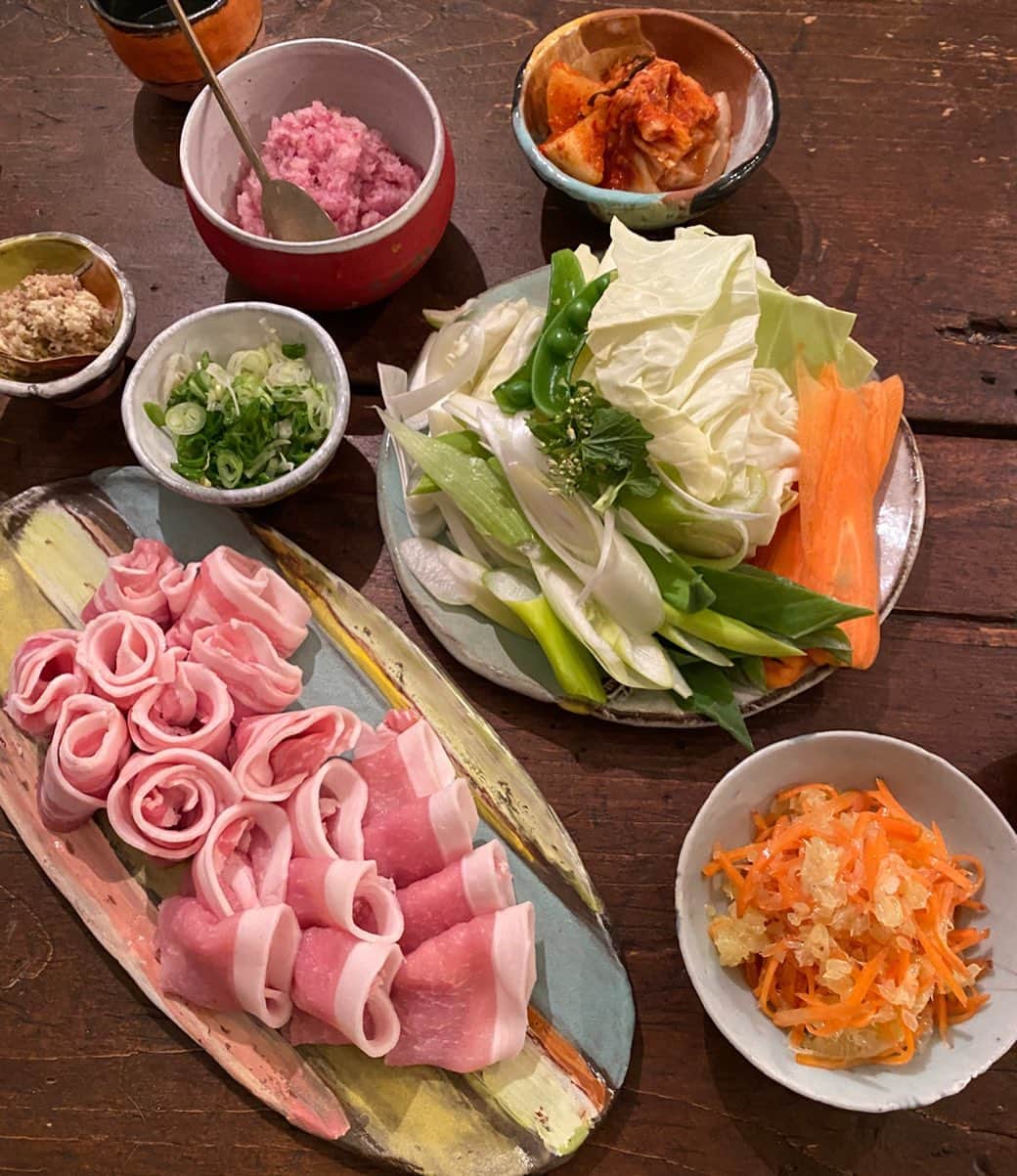 青山有紀さんのインスタグラム写真 - (青山有紀Instagram)「徳島の金時芋と麹を食べて育った豚さんのしゃぶしゃぶ。 たっぷりの赤大根おろしをお肉で巻いて🙏」3月18日 18時38分 - yukiaoya