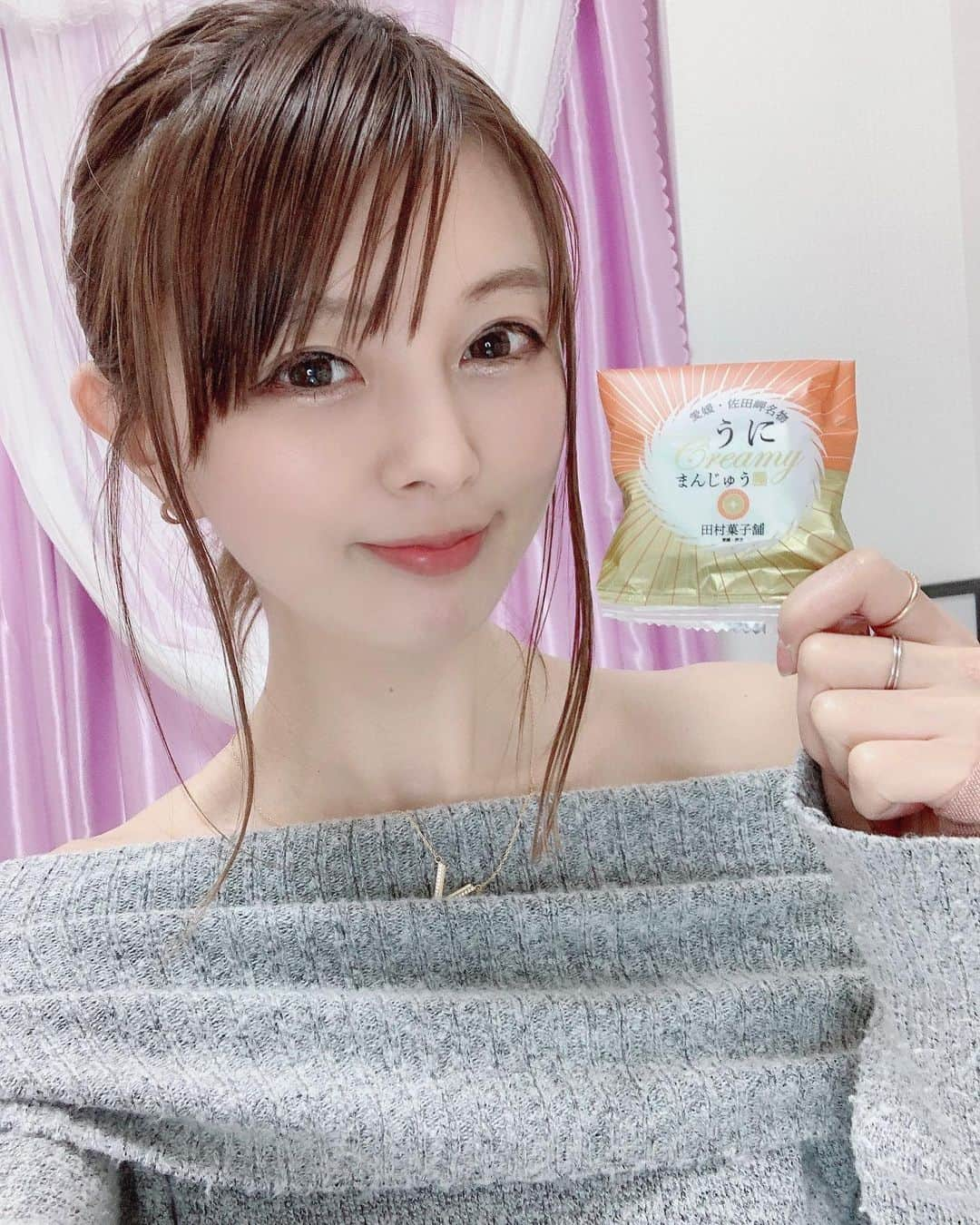 satomiさんのインスタグラム写真 - (satomiInstagram)「🍵 愛媛グルメのお取り寄せ🍵 ・  田村菓子舗（@tamurakashiho)様のうにまんじゅう♡ ・ 雲丹とまんじゅう…🤭 気になってお取り寄せ笑✨ ・ 三崎で取れた「ウニ」をアンコに練りこんだお菓子✨ほんのり塩味で普通のおまんじゅうよりクリーミー🤤うま🤤うま🤤 ・ ひなあられも美味しかった〜！ 他にもタルト🥧にみかんまんじゅうに 美味しそうなものがいっぱいでポチポチが 止まらない笑✨✨ ・  #うにcreamyまんじゅう #うにまんじゅうの田村菓子舗 #田村菓子舗 #うにまんじゅう #佐田岬 #佐田岬グルメ #佐田岬産 #雲丹 #バフンウニ #練乳 #黄金バランス #愛媛グルメ #愛媛土産 #和洋菓子 #和菓子 #和スイーツ #新感覚スイーツ #クリーミー #まんじゅう #お茶菓子 #甘いもの好きな人と繋がりたい #クセになる味 #お取り寄せスイーツ #今日のおやつ #リラポ #pr」3月18日 18時44分 - saatoomii47