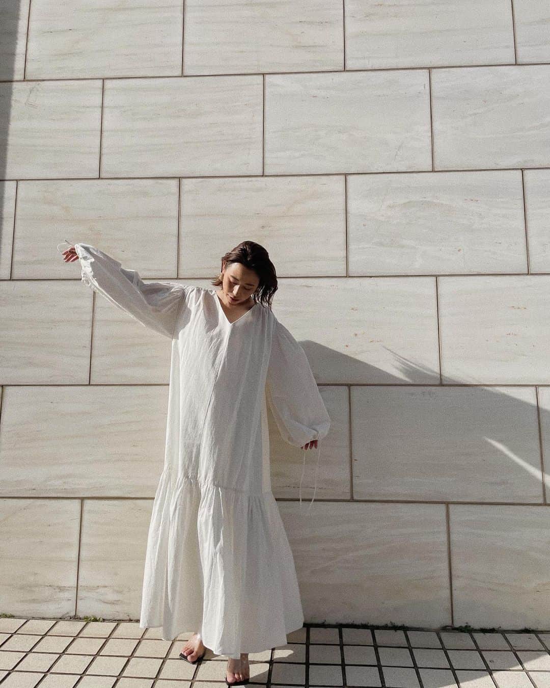 のインスタグラム：「.  たっぷりギャザーの入ったコットンワンピ🤍 . 深めのVネックがヘルシーさを出してくれるから 焼けた肌に着たくなるなぁ👩🏾‍🌾 . . #credona#credona_official#クレドナ#コットンワンピース#155cmコーデ #大人カジュアルコーデ#ワンピースコーデ」