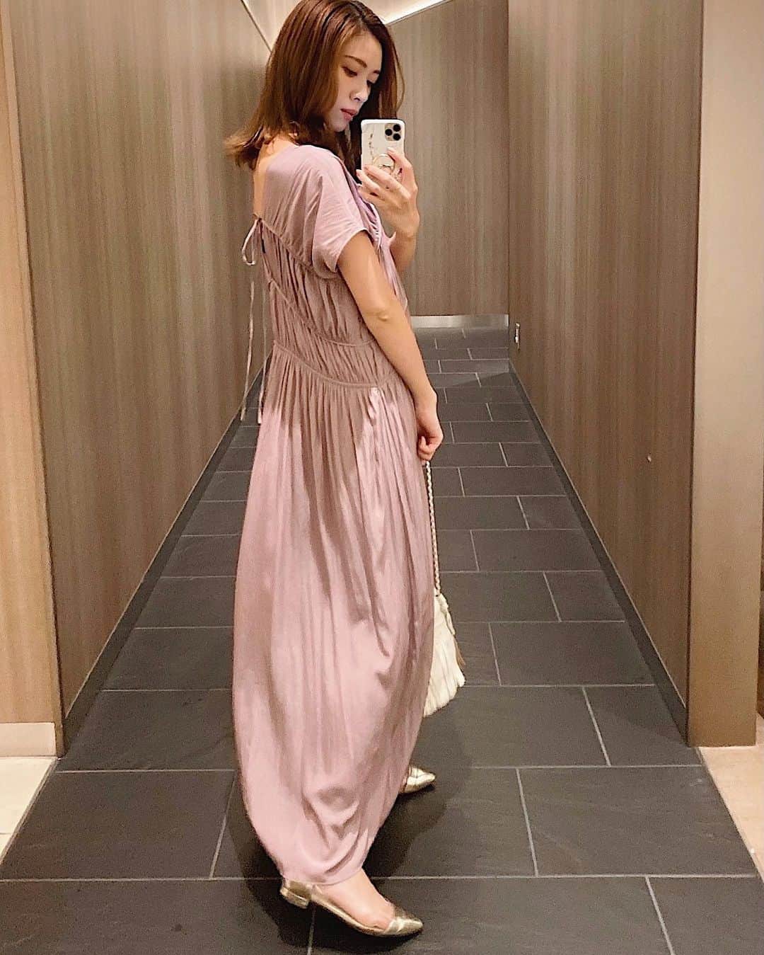 石黒美帆のインスタグラム：「*﻿ 春カラーなワンピース✿﻿ ﻿ このギャザーにバックのリボン(こちらを前にしても良さそう!)、柔らかい生地感‥とても好き🥰﻿ ﻿ @stunninglure のアイテムは何を着ても大人っぽい雰囲気にしてくれるので、こういう甘めピンクも安心して着られます☺️﻿ ﻿ 色違いのライトブルーもオススメ♡﻿ ﻿ ﻿ ﻿ #stunninglure#jandmdavidson#スタニングルアー#ファッション#シンプルコーデ#春コーデ#春服コーデ#春コーデ#春服#くすみピンク#ギャザー#2021SS」
