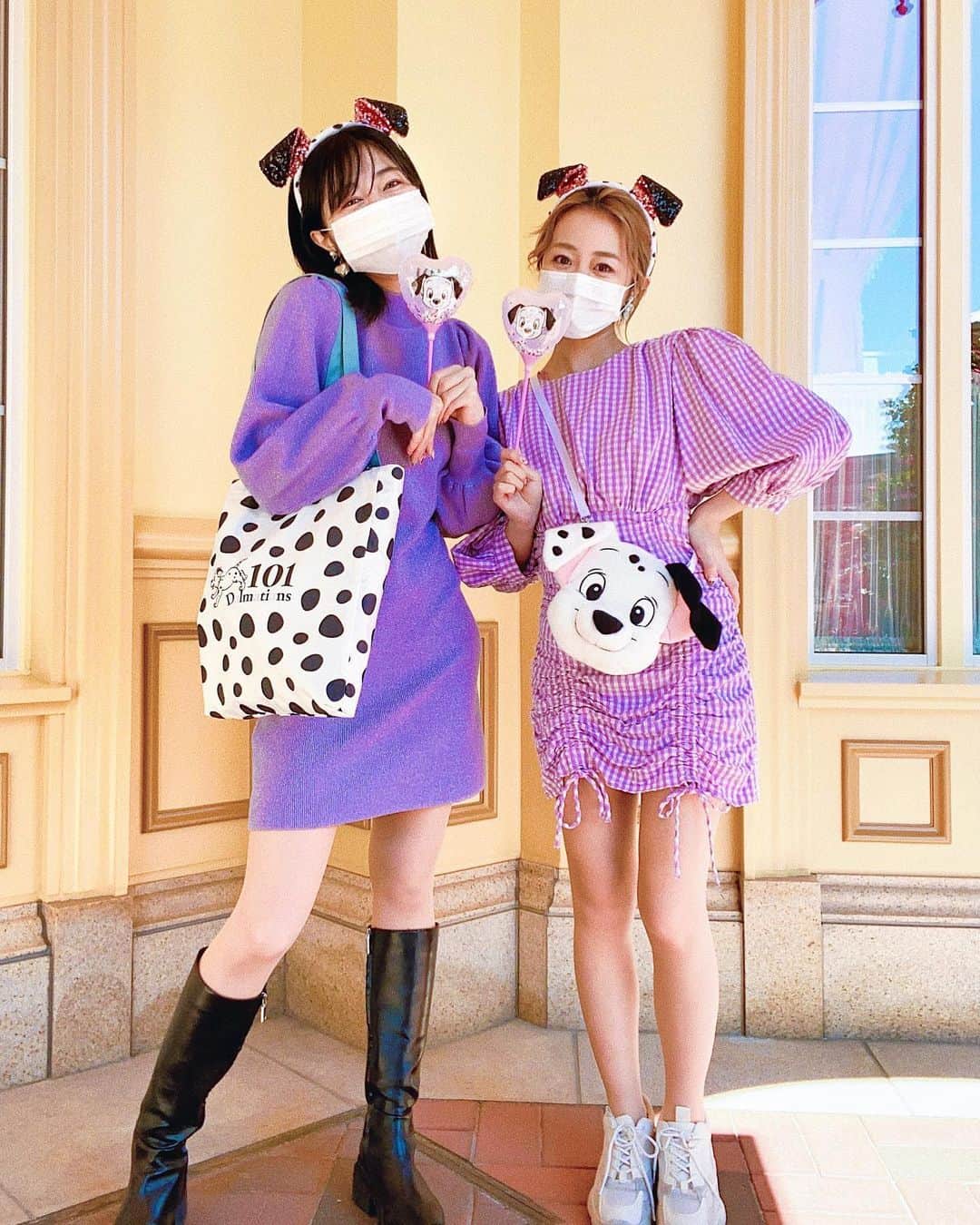 中島奈津希のインスタグラム：「👶🏻💜👩🏻﻿ ﻿ ﻿ ﻿ ﻿ ﻿ どうも、﻿ パープル姉妹です👶🏻💜👩🏻笑﻿ ﻿ ﻿ ﻿ #101匹わんちゃん の#手持ちバルーン のに合わせて﻿ 姉妹で#101匹わんちゃんバウンド したのだけど、、﻿ ﻿ 打ち合わせなしで﻿ このリンク具合👭🏻💭💜💜💜笑﻿ やばくない？！笑﻿ ワンピースってどこまで同じだったの🤣🤣﻿ ﻿ ﻿ ﻿ ﻿ ﻿ ﻿ 3/31に発売の﻿ #ズートピア グッズも可愛いし、﻿ グッズだけでもこうやってワクワクさせてくれる﻿ ディズニーが大好きだ😍😍﻿ ﻿ #ニクジュディバウンド　楽しみにしてるってdmもいただいたので、﻿ そちらもお楽しみに🤭❤️🦊🐰﻿ ﻿ ☁️☁️☁️☁️☁️☁️☁️☁️☁️☁️☁️☁️☁️☁️☁️☁️﻿ #disneysisters_jp ←#中島姉妹 ディズニーまとめ👭🏻﻿ #東京ディズニーランド ﻿ #ディズニーバウンド　﻿ #101匹わんちゃんコーデ ﻿ #101dalmatians」