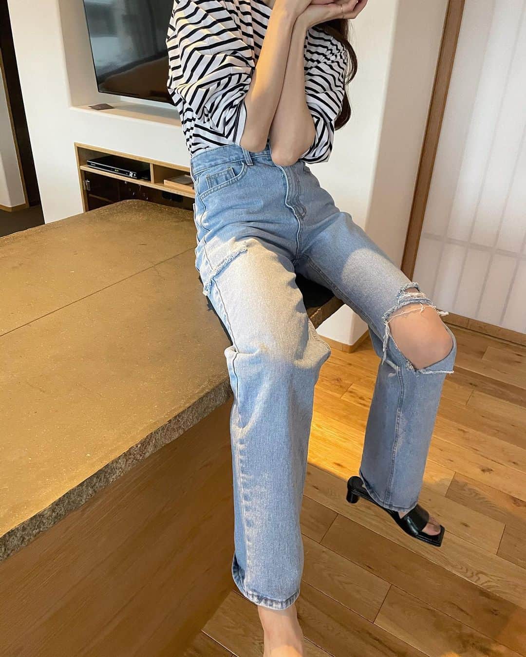 i am aiのインスタグラム：「🇬🇷🖤👖🚢 ㅤㅤㅤㅤㅤㅤㅤㅤㅤㅤㅤㅤㅤ ㅤㅤㅤㅤㅤㅤㅤㅤㅤㅤㅤㅤㅤ 大人marine look⚓️ ㅤㅤㅤㅤㅤㅤㅤㅤㅤㅤㅤㅤㅤ ひさびさにデニムが履きたくて ダメージのものをさがしててこれだと思うものに出会えた幸福感😌🙏🏻 ストレートシルエットでヒップ周りに余裕があってしっかりめのデニム地。ダメージもやらしくなくて、もも横のスリットが効いててラフなサイジングなのにすっきりと見えるような、とても重要な役割をしてくれてます💘 ㅤㅤㅤㅤㅤㅤㅤㅤㅤㅤㅤㅤㅤ ㅤㅤㅤㅤㅤㅤㅤㅤㅤㅤㅤㅤㅤ 大好きなコーディネート👟 ストーリーにもわたしの好きなコーデ載せていきますね🤭 販売は本日で終了となりますのでお見逃しなく!!です🌸」