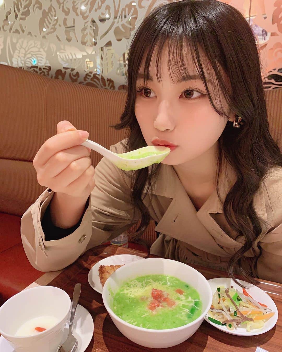 宮丸くるみのインスタグラム：「バジル粥！！ももちろんおいしかったけど初めて食べたい大根餅がおいしすぎてびっくりした笑  ・ ・ ・  #リリバリ #lilyofthevalley #アイドル #idol #ランチ #中華料理 #お粥 #バジル #ぱっつん前髪 #シースルー前髪 #巻き髪 #黒髪 #ロングヘア #外巻き #jouetie #大阪グルメ」
