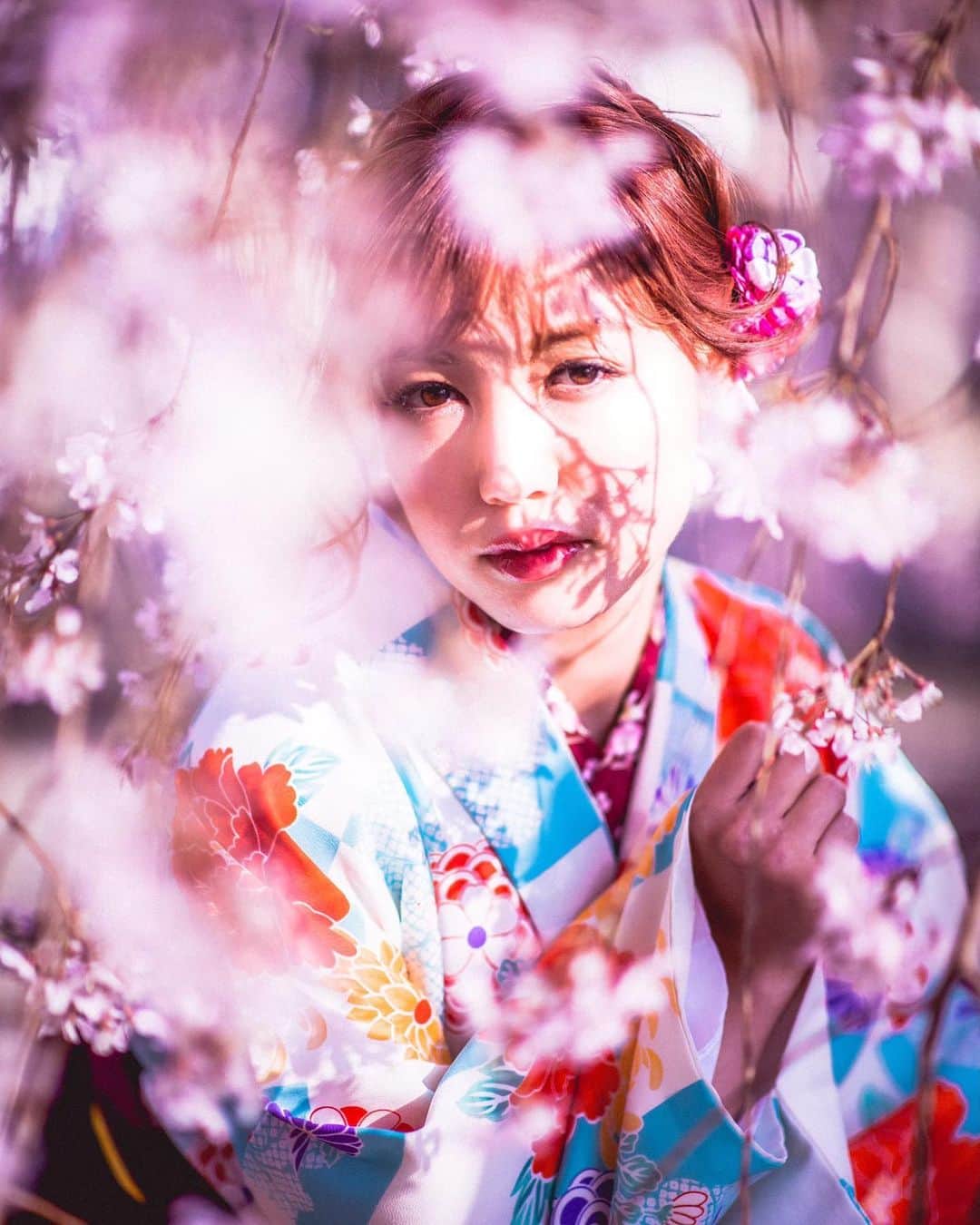 のインスタグラム：「. 枝垂れ桜🌸  今月は和服着るんだー🤤  #過去pic  Photographer. りくさん　@portraits_almost_daily  #ポートレート#写真好きな人と繋がりたい#写真撮ってる人と繋がりたい#ポトレ#被写体#サロモ#サロンモデル#関西モデル#撮影依頼募集中#桜#さくら#袴#京都#着物#和服#そうだ京都行こう#そうだ京都いこう#八坂神社#東京カメラ部#ヘアアレンジ#good_portraits_world#igersjp#tokyocameraclub#japan#spring#kyoto#cherryblossom#portrait#fineart」