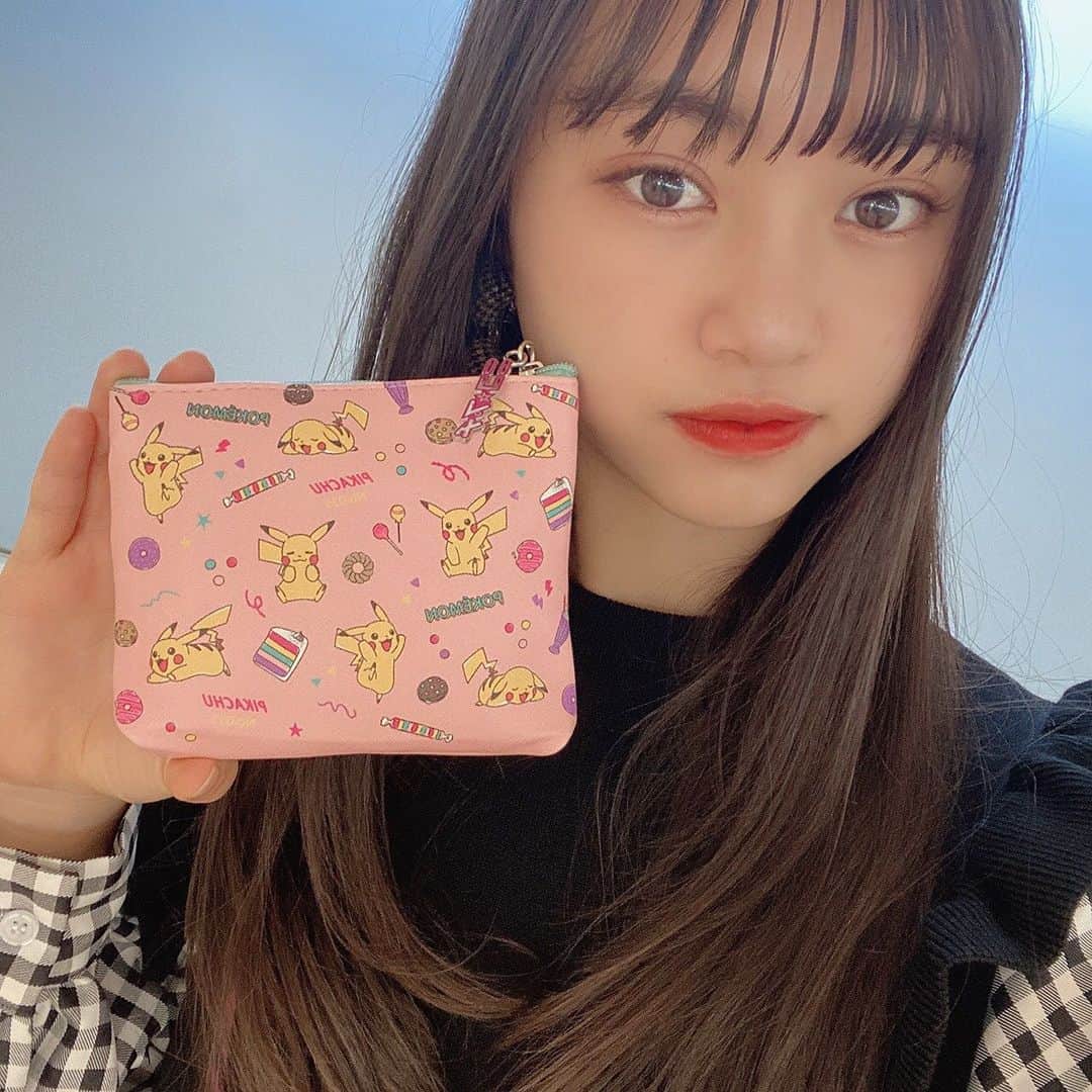 ニコ☆プチのインスタグラム：「4月号もプチモのふろくの使い方を紹介していくよ🦁✨ おしゃれなレイラは、アクセ入れにも使ってくれてるみたい🍒 . .  4月号のふろくはピカチュウ💛💛 ピンクとイエローの色が可愛すぎる!!  れいらはリップとアクセサリーを入れて使ってるよ～ 学校に持っていくのにもちょうどいい大きさだね¨̮♡♡ ティッシュケース付きだから、とっても便利❤️ みんなたっくさん使ってね～♡  #ニコプチ #ニコプチふろく #プチモのふろくの使い方  #ニコプチふろくのある生活  #ポケモン #ピカチュウ #ふろく #犬飼恋彩」
