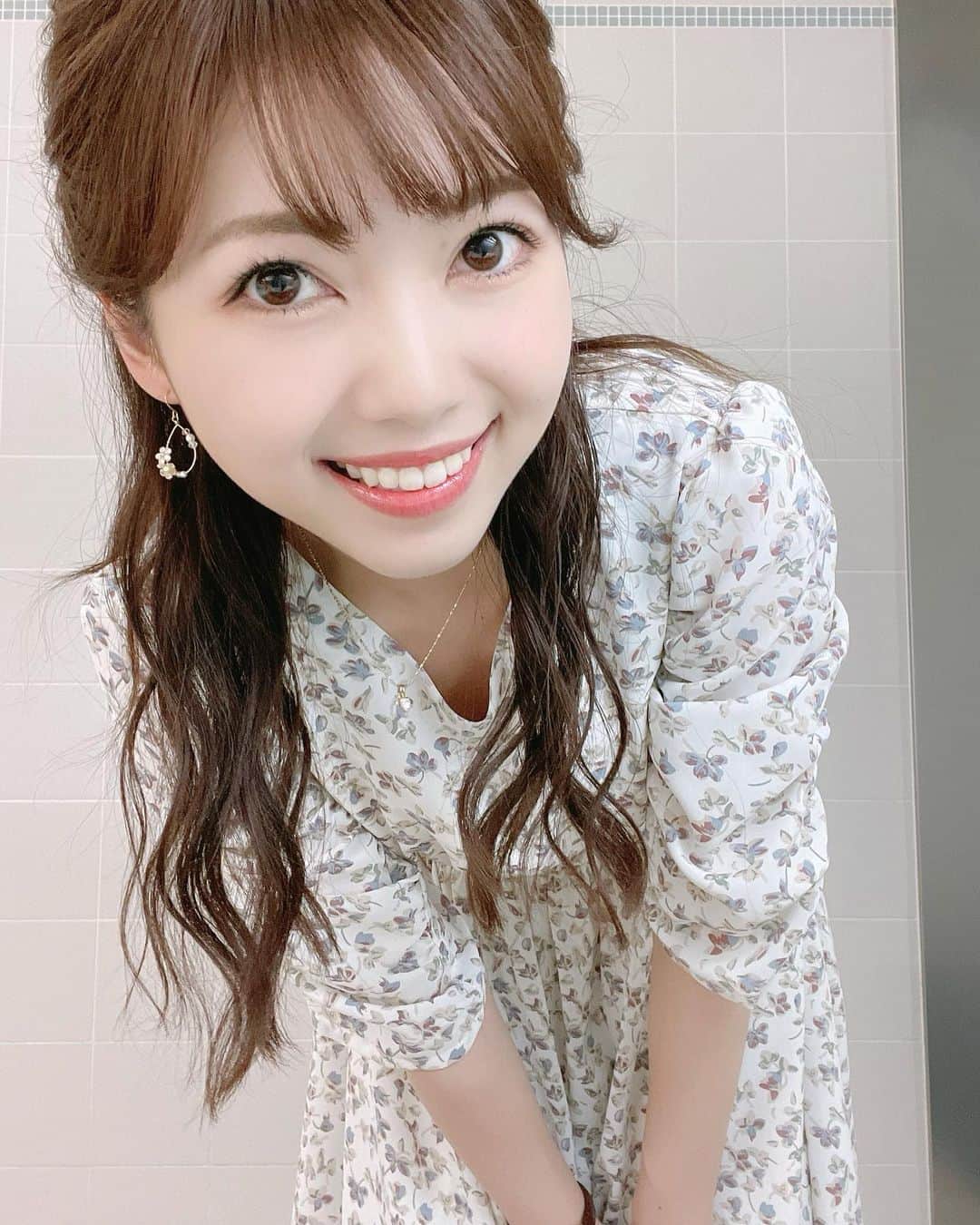 川又智菜美のインスタグラム：「こんにちは😊﻿ ﻿ この間の衣装は﻿ 小花柄の春らしさ全開なワンピース👗🌸﻿ ﻿ お昼間はぽかぽかと﻿ 過ごしやすい気温の日がふえましたね☺️☀️﻿ 花粉症のみなさま、大丈夫ですか？﻿ （結構な頻度で花粉症の話をしている気がする😂）﻿ 私は結構つらくなってきました💦﻿ 朝起きた時が特に目、鼻共にダメージが😣﻿ 花粉症対策をしつつ、﻿ 乗り切っていきましょうね✨﻿ ﻿ #日テレNEWS24 ﻿」