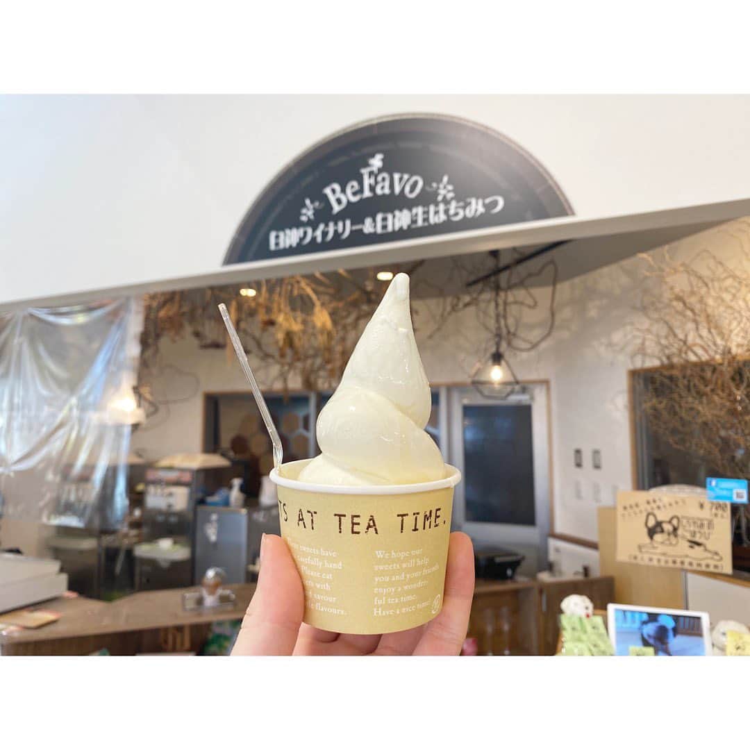 彩香のインスタグラム：「＊ #ビーチにしめや にある「BeFavo」さんの濃厚バニラソフトクリーム×白神産生ハチミツ🍯🍦 この間YouTubeでアップされた、スノーラフト終わりもみんなで食べにきたんだ〜♪何回食べても美味しすぎる…♡ 西目屋最高！！！💛🤍 YouTubeも見てね〜✌🏻 ↓↓↓ https://youtu.be/X4QQtyIjMYk ＊ ＊ ＊ #西目屋村 #befavo #濃厚バニラソフトクリーム #白神山地はちみつ #生はちみつ #産地直送 #西目屋最高」
