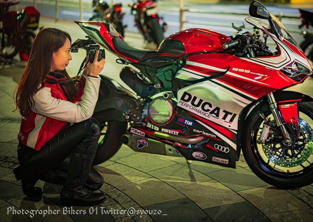 CAMIRAのインスタグラム：「どっから撮ってもかっこいいんだよなあ🤔❤️  #bikegirl#motorcycle#ducati#panigale#superbikes#バイクのある生活#バイク女子#バイク好きな人と繋がりたい#ドゥカティいいじゃん」