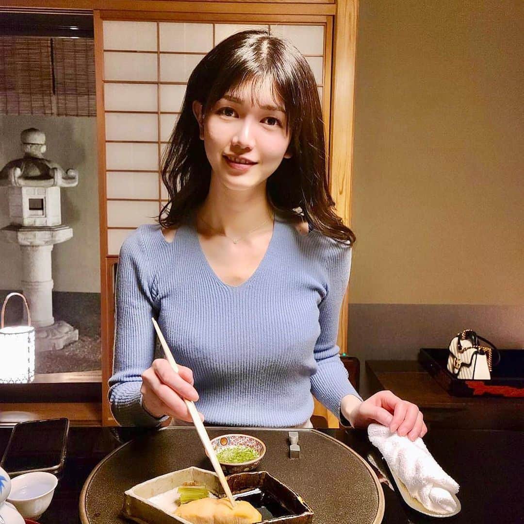 IKUMIさんのインスタグラム写真 - (IKUMIInstagram)「🍽 ミシュラン三つ星の柏屋千里山🍱  すっごい立派な建物で、 店内探検したいくらい広かった😵  ちょっと辺鄙な場所だけど、 市街地じゃないからこその趣が😌💭  ご飯も美味しかった💕  接客も素敵だし、日本のおもてなしが詰まったお店でした🤦🏻‍♀️❤️  #ミシュラン #ミシュラン三つ星　#柏屋 #柏屋大阪千里山 #は柏屋千里山　#食べログアワード #食べログ4超え #食べログ高評価 #食べログブロンズ #フリーモデル　#関西モデル　#model #ホワイトデー　#食べてる時が一番幸せ #大阪グルメ　#梅田グルメ　#吹田グルメ　#和食 #韓国服　#韓国ファッション　#japanesefood #日本家屋　#古民家 #ダイエット　#小顔　#笑顔　#モデル募集　#モデルになりたい　#モデルさんと繋がりたい　#彼氏目線」3月18日 19時49分 - miiiino3o