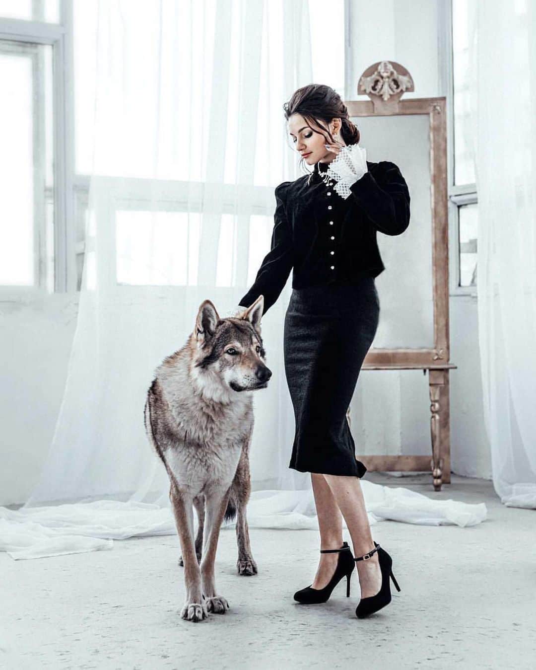 ソフィア・サモドゥロワのインスタグラム：「🐺🖤 Ph @paparazzi_kids_  Muah @maratkanova.ekaterina  Stile @imagemakkerrr  Loc @zapadstudio」