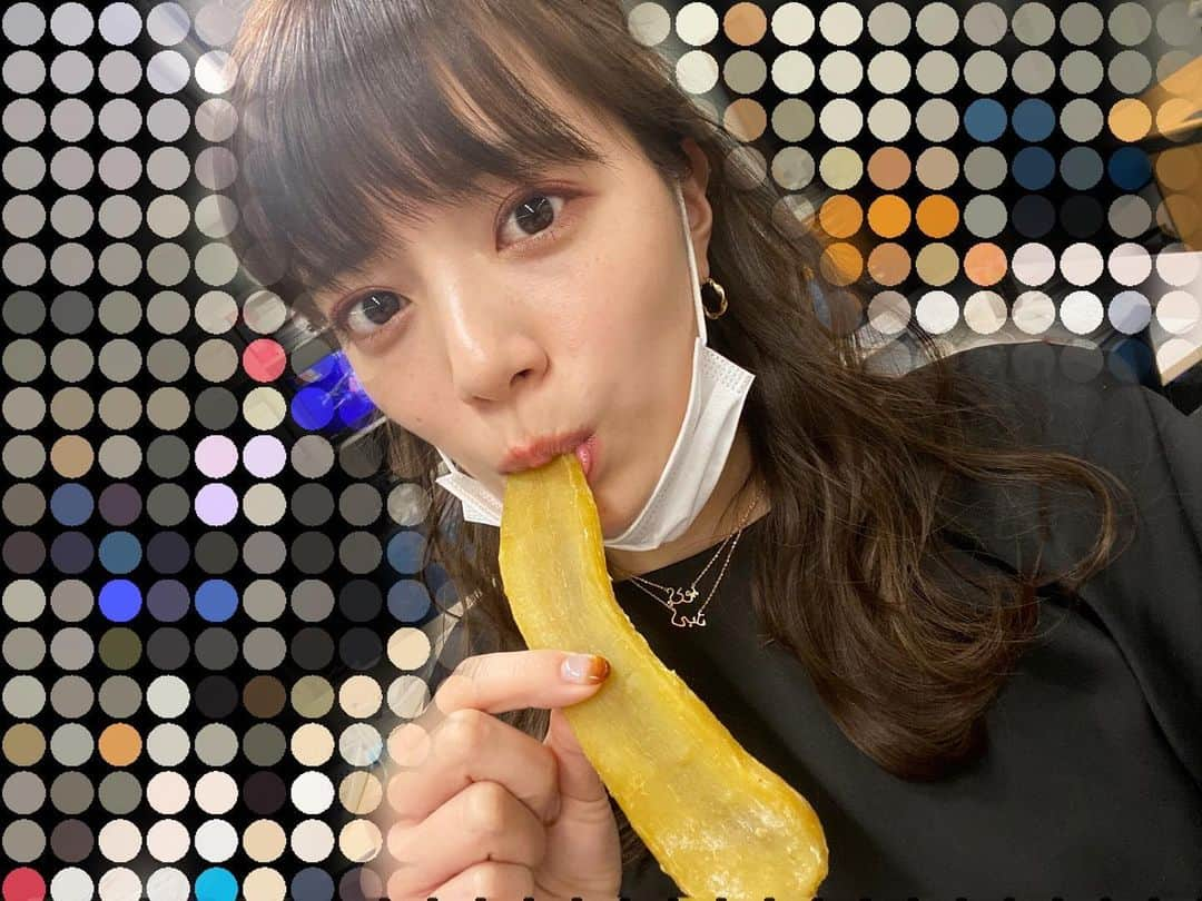 三谷紬さんのインスタグラム写真 - (三谷紬Instagram)「* ダイエットに良いと聞いたらなんでも試してしまうので 干し芋を最近たくさん食べています🤣🍠 茨城県産の干し芋を大量に手に入れまして…😙 食べすぎたら意味ないのでしょうが、 美味しくてついつい食べ過ぎてしまいます… これも腸活の一環です😌（？） * #腸活#干し芋#茨城県#茨城県産#紅はるか#さつまいも#いも#ダイエット#diet#いいわけ#食べ過ぎ#注意# テレビ朝日#アナウンサー#三谷紬」3月18日 20時00分 - mitani_tsumugi