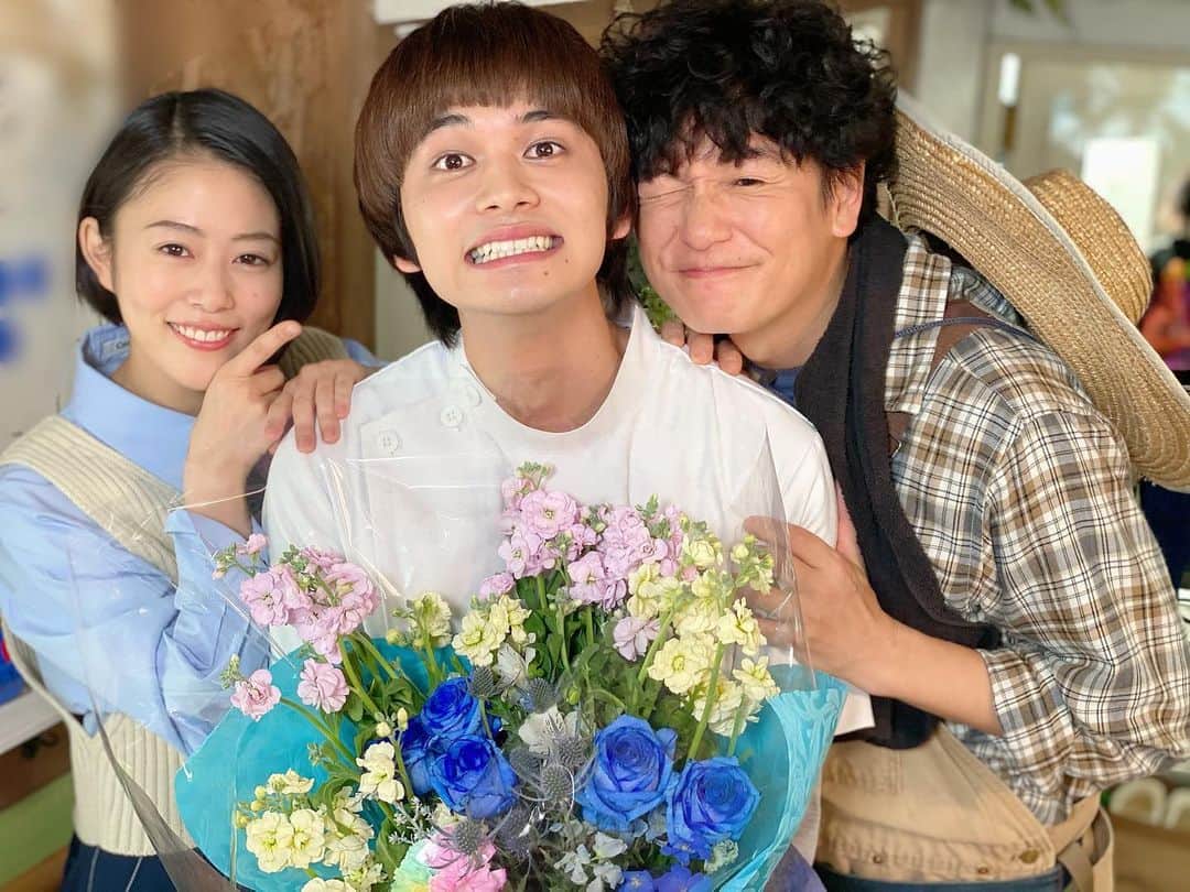 【公式】にじいろカルテのインスタグラム：「.  ／  #にじいろカルテ 【最終回】まで 🌈あと1時間🌈  ＼  蒼山太陽役 #北村匠海 さん クランクアップセレモニー💐  一生懸命涙がこぼれないように ふんばる太陽くん…😿✨ 真空先生もつられてウルウル🥺 離れがたいですよね…☁️  本当にこの３人でよかったですね❕🤩  #テレビ朝日 #高畑充希 #井浦新   .」