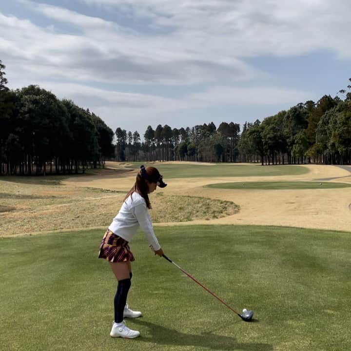 萩原菜乃花のインスタグラム：「今日のラウンド⛳️ 久しぶりに3日連続ラウンドした☺️  暖かくて風もなくて最高のゴルフ日和だった！！！  #24歳最後のラウンド#まだ四捨五入すればはたちだお#ゴルフ#ゴルフ女子#ゴルフ男子#ゴルフコーデ#ゴルフウェア#スポーツ#スポーツ女子#ラウンド#スイング動画#ゴルフスイング#東京クラシック#golf#golfgirl#instagolf#golffashion#golfswing#golfstagram#골프#高尔夫」