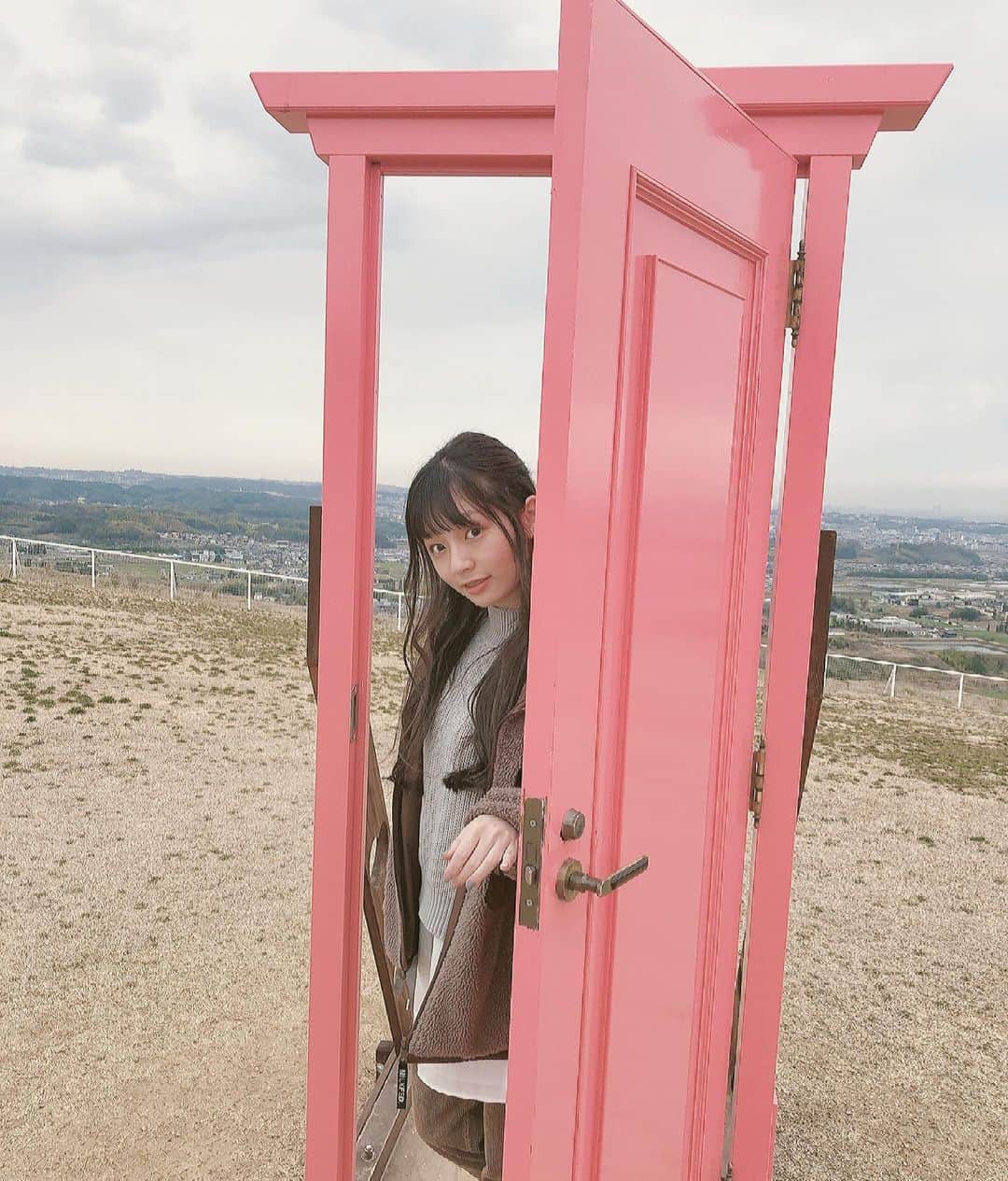 尾野寺みさのインスタグラム：「﻿ ﻿ ﻿ 謎の扉﻿ ﻿ ﻿ #よくわからない #わからない﻿ #本当にわからない﻿ #ワールド牧場 #謎 #扉﻿」