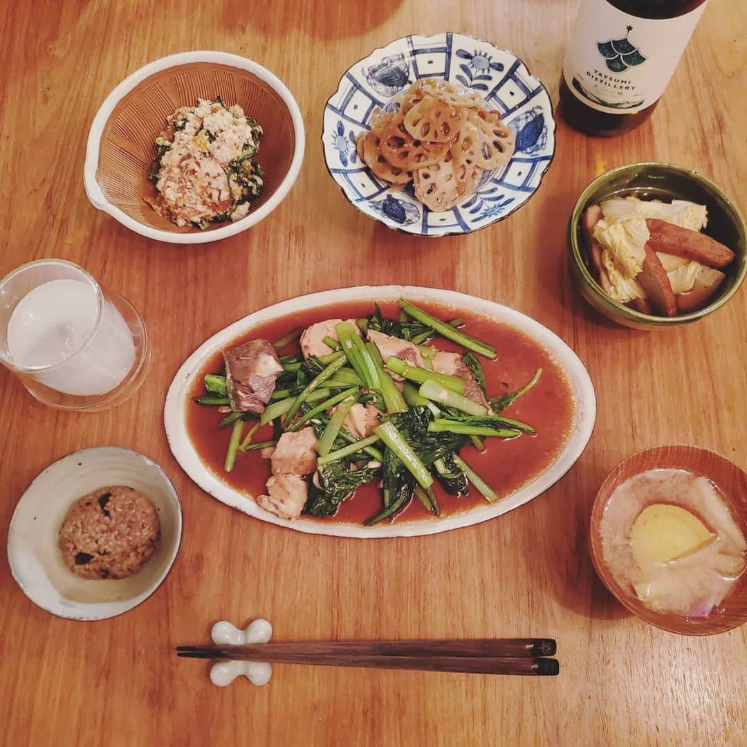 のインスタグラム：「いつかの晩御飯🥢  ・鰤 小松菜 オイスター炒め ・柿と胡桃の白和え ・きんぴらレンコン ・白菜 さつま揚げ 煮浸し ・さつまいも 味噌汁 ・酵素玄米  胡麻を使わず生胡桃を フープロでガーッとして混ぜた白和えがすき🤍  今日はアートフェア2021へ ささっとお邪魔してきました︎☺︎  リアムギリック､武田鉄平さん､山口歴さん､李禹煥､ 池田亮司さん､私のイチオシ🙂  #献立#ひとりごはん#テーブルコーディネート#器を楽しむ暮らし#豊かな暮らし#晩御飯#和ご飯#酵素玄米#ダイエット」