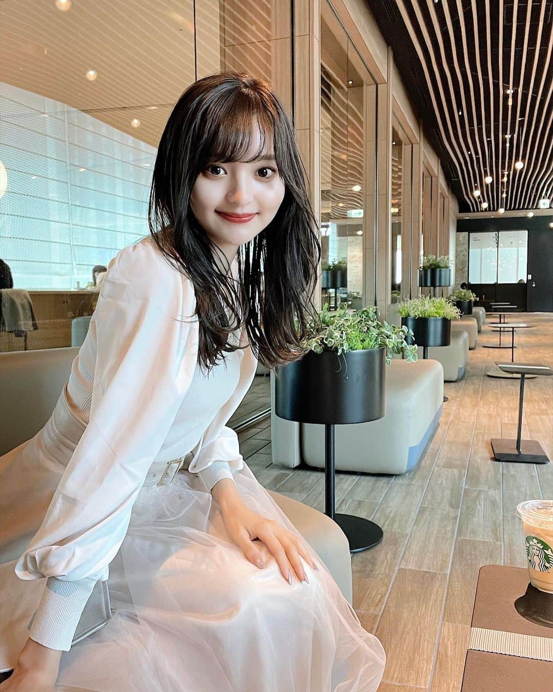 のインスタグラム：「この日のコーデたくさん質問いただいたので今度全身載せます🕊❤︎  チラリと見えるのはホワイトモカ🧁😉」