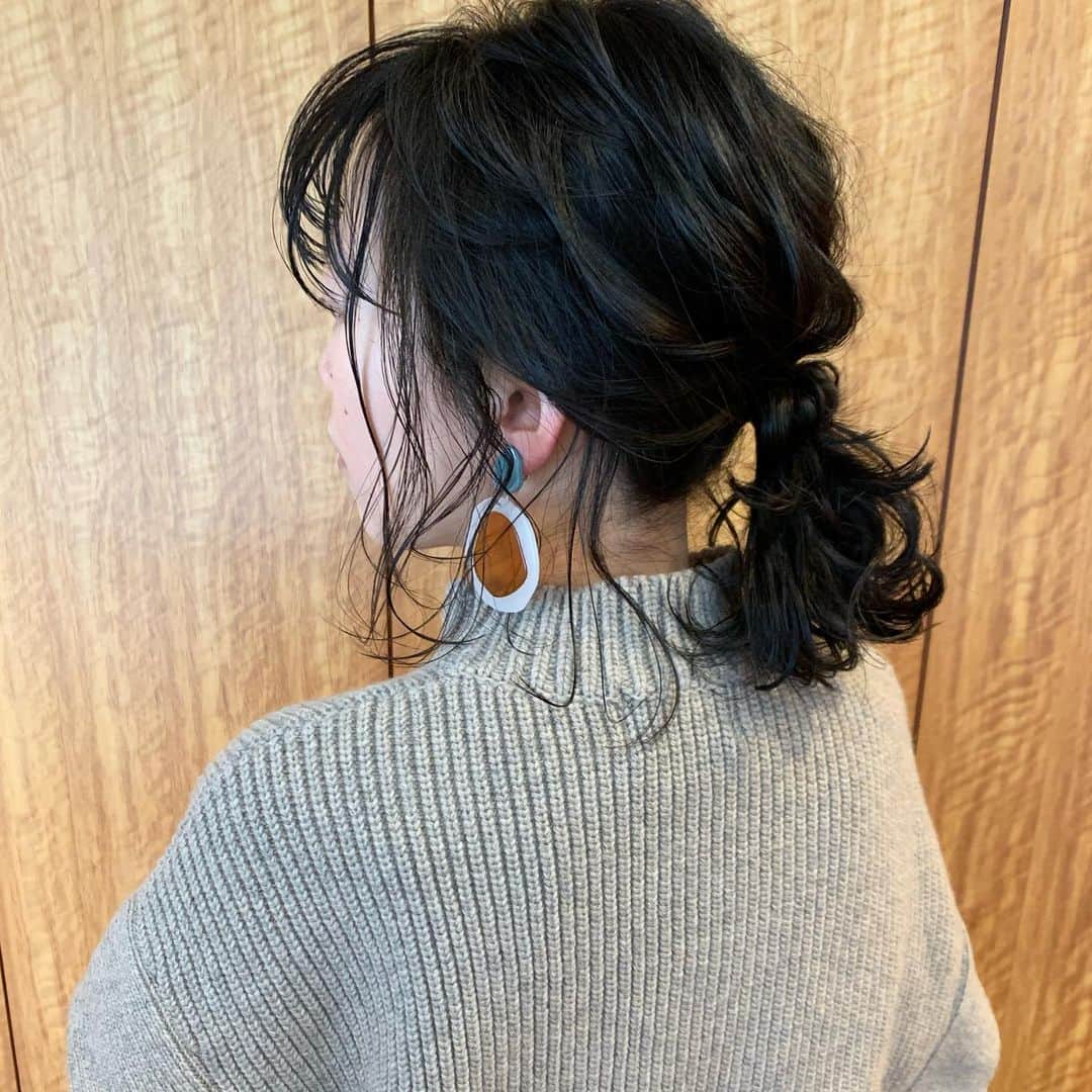YU-U（工藤由布）のインスタグラム：「ろんろんcut&arrange✂︎ 伸びてきたね〜✨後れ毛いっぱいかわいい🤍🖤 黒髪も束感で雰囲気UP❣️ ・・・ #uアレンジ #ぱらっと後れ毛 #ひとくせポニー #黒髪アレンジ」