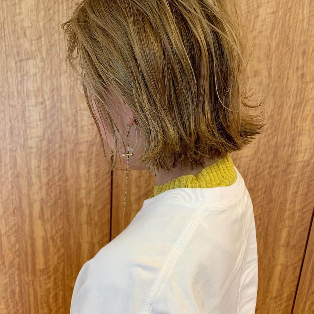 YU-U（工藤由布）のインスタグラム：「ハイトーンボブ✂︎ コラボピアス〜🥺🥺🥺嬉しい🤍 みんな自分の似合う色わかってるぅ〜✨ この方はこの色‼︎って思うやつちゃんとgetしてるの〜☺️嬉しい〜🤍 オン眉もかきあげて大人なスタイリングに🤍 いつもありがとう🤍ピンクまつ毛可愛かったよ🐖 ・・・ #uアレンジ #パツッとボブ #cilsoie」