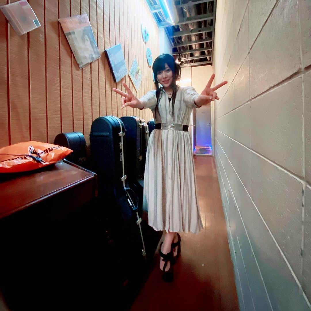 鈴華ゆう子のインスタグラム：「今日も、沢山弾いて、沢山歌ったよー！(´∇｀) #鈴華ゆう子 #yukosuzuhana」