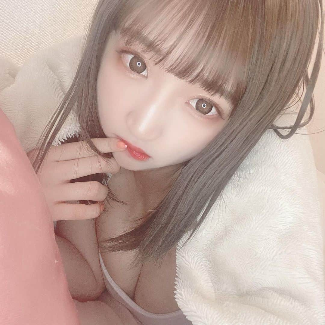 星野麻里愛さんのインスタグラム写真 - (星野麻里愛Instagram)「あまあま❤︎  ﻿ 　　　﻿ ﻿ ﻿ ﻿ ﻿ ﻿ ﻿ 　﻿ 　　　　　　　　　　　　　　　　　　　　　　　　　　　　　﻿ ﻿ ﻿ ﻿ ﻿ 　﻿ ﻿ #えろかわ#えろ#ミディアムヘア﻿ #部屋着#お部屋コーデ#おっぱい祭り #胸フェチ#二の腕フェチ#童顔﻿ #えろいお姉さんは好きですか ﻿ #いいね返し#パジャマ﻿ #パジャマ女子 #stayhome #おうちデート﻿」3月18日 20時48分 - maria.pink28