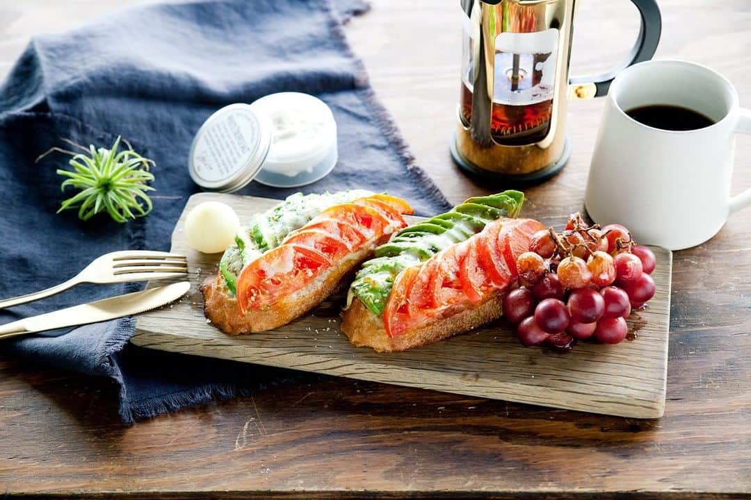 HONEYのインスタグラム：「『起きるのが楽しみになる明日の朝ごはんレシピ。BEACH GIRL’S BREAKFAST』  今回紹介するのは、スタイリッシュなメニューが楽しめるオーガニックカフェ「ORGANIC TABLE BY LAPAZ」さんが教えてくれた「バケットのオープンサンド」🌮  オシャレで美味しい朝食から、ステキな一日をスタートして🌱  詳しくはHONEY公式サイトでチェック。  @honey_magazine  #honey_mag #beachgirl #breakfast  #opensandwich」