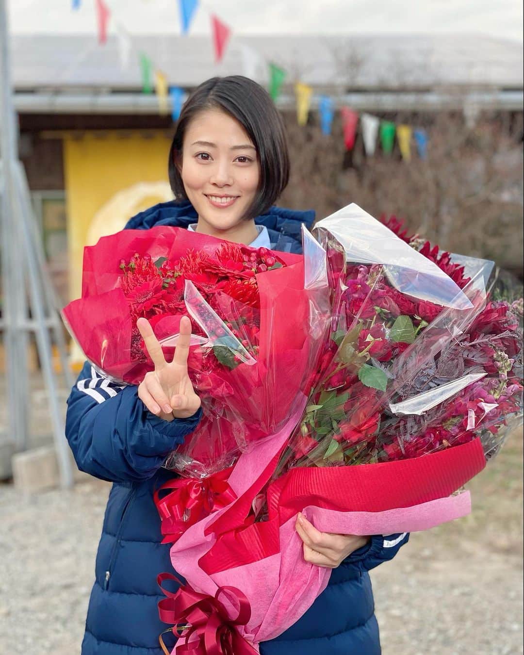 【公式】にじいろカルテのインスタグラム：「.  ／  #にじいろカルテ 【最終回】 🌈まもなく🌈  ＼  紅野真空役 #高畑充希 さん クランクアップセレモニー💐  お誕生日祝いと共に迎えた クランクアップでした❕🥳  常に笑顔で、 曇り空も晴れにかえてくれる🪄笑 本当に素敵な座長でした…！💞  最終回まで、見届けて下さい。🌸  #テレビ朝日  .」