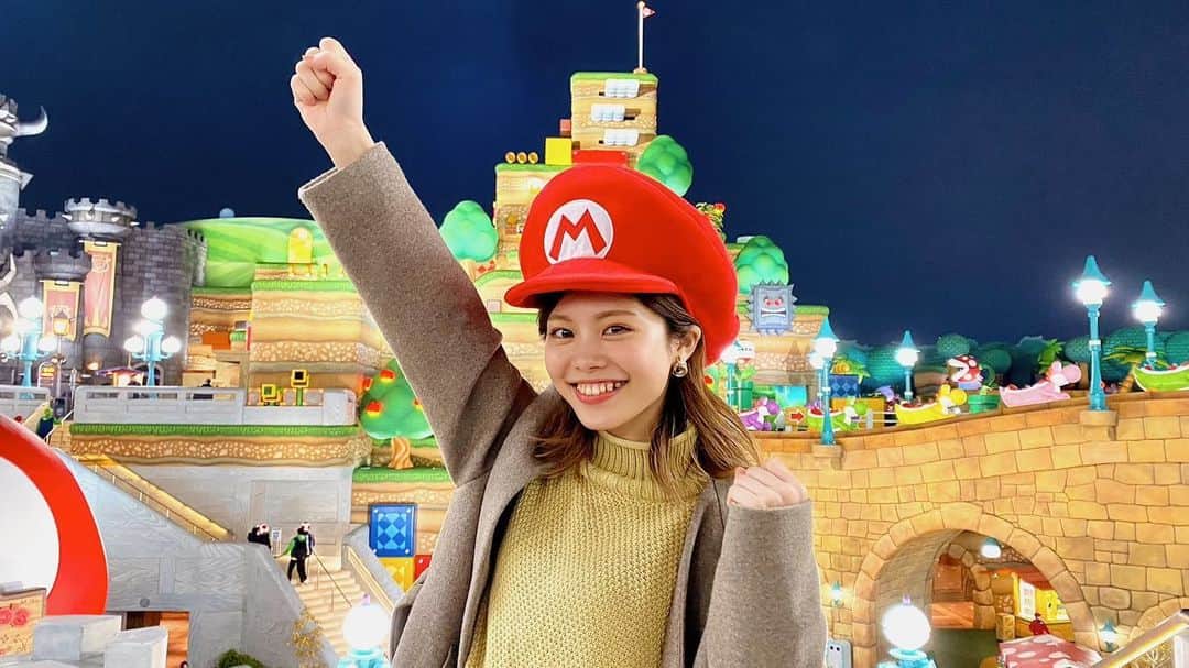 のインスタグラム：「USJの新エリア！『スーパー・ニンテンドー・ワールド』を YouTubeの撮影で取材させて頂きました！！🍄 ． ． ． エリアに入った瞬間、まさにゲームの中に 飛び込んだかのような世界観で感動✨ ． ． ． マリオカートは3Dメガネをして、 本当に自分がカートに乗った気分で ゲームを楽しめてめっちゃ面白かったよ！！ ． ． ． マリオやルイージとも写真を撮れたり、 詳しくはYouTubeで紹介しているので 是非ご覧ください💓 ． (※撮影・動画の制作は感染症予防に配慮して行っています。) ． ． ． 今日からオープンなので、 是非USJに行った際はマリオカートも乗ってみてね！！🌼 ． ． ． ． #USJ #スーパーニンテンドーワールド #WeAreMario #マリオ #ルイージ #マリオカート #ユニバ #ユニバコーデ #ユニバーサルスタジオジャパン #パワーアップバンド #universalstudiosjapan #大阪観光 #ユニバ写真部 #新エリア #クッパ #ピーチ姫 #楽しい時間 #楽しい #vlog #youtuber #YouTube #makochannel #instagood #love #lifestyle」