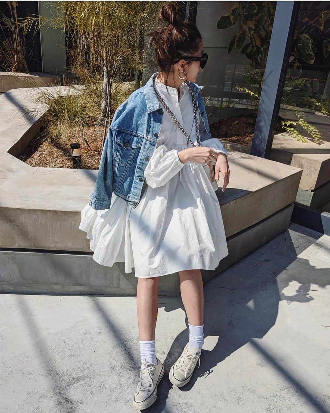 田中彩子さんのインスタグラム写真 - (田中彩子Instagram)「. 春ですね🌷 . たっぷりのギャザースカートや高めの切り替え位置、そでのポワン🤍 の可愛いさと首元バンドカラーのメンズっぽさを組み合わせた絶妙可愛いワンピ🤍 そではゴム仕様になっているので、まくしあげるのも楽チンです👌 . スカートはボリュームとフレア感を兼ね備えているので、足を細長く見せる効果も絶大です!✨ 着るだけで360度可愛いくなれて、 全身バランスも良く見える👌 "Volume One-Piece" . 本日3/19(fri)22:00〜⏰⚡️ @gypsohila.jpn にて販売開始です💓 . 他にも ゆったりとした着心地なのに、シルエットを工夫したことにより、首元が細く見え腕と胴周りを細長く見せてくれる洗いざらしのかかったレイヤードもしやすい "Crew Sweat" . しっかりとしたハリのある生地で裾にかけて甘すぎないAラインの形を表現しインしてももたつかない丈感でどんなお洋服とも相性が良い "A-Line Cutsew Border" . 前回のPOP UPでサンプルを履いていてすごくお問い合わせをいただいていた、裾の切り替えと波の打ち方がポイントで歩くたびに素敵に見える"Skirt White" . これからの季節に嬉しい 吸水速乾・UVカット・形態安定・コットンタッチ・抗ピリング・イージーケア！！とかなり機能性に優れたロンTee✨ 前後のフレア度合いを変えているため動きあるシルエットでただのロンTeeではない、 "A-Line Cutsew White" . . 何度も再販させていただいていますがその度に完売する、不動の人気の"TRENCH COAT" . 以上6型販売です！💓💓💓 このタイミングで5%offのクーポンも出てますので、是非ご利用くださいませ✨ . 🌟クーポンコード thx140and800」3月19日 7時00分 - ayako_tanaka_