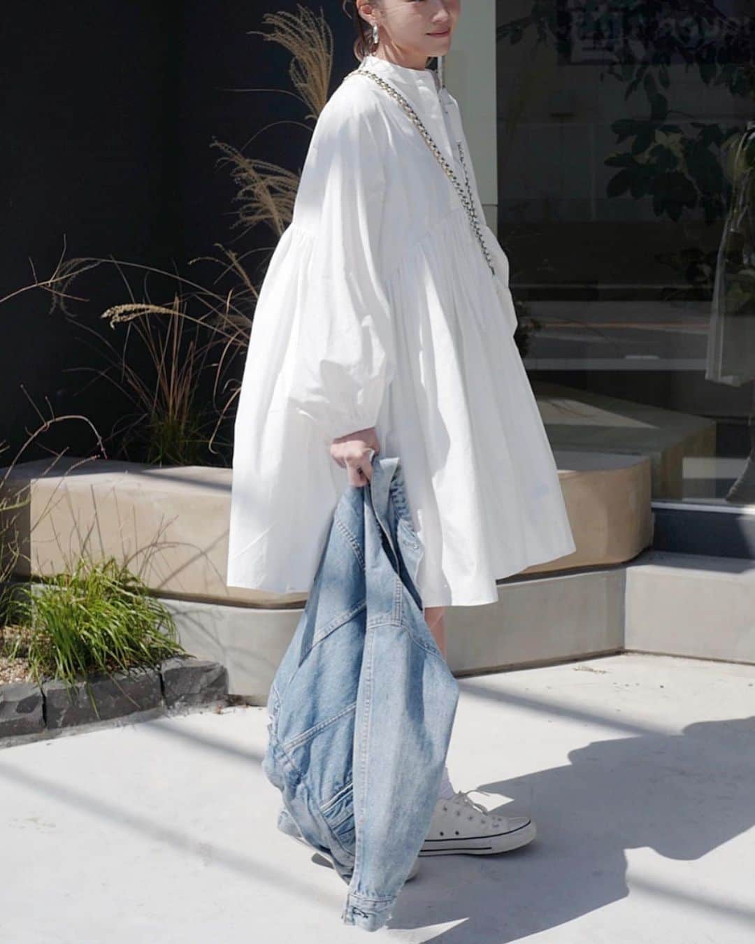 田中彩子さんのインスタグラム写真 - (田中彩子Instagram)「. 春ですね🌷 . たっぷりのギャザースカートや高めの切り替え位置、そでのポワン🤍 の可愛いさと首元バンドカラーのメンズっぽさを組み合わせた絶妙可愛いワンピ🤍 そではゴム仕様になっているので、まくしあげるのも楽チンです👌 . スカートはボリュームとフレア感を兼ね備えているので、足を細長く見せる効果も絶大です!✨ 着るだけで360度可愛いくなれて、 全身バランスも良く見える👌 "Volume One-Piece" . 本日3/19(fri)22:00〜⏰⚡️ @gypsohila.jpn にて販売開始です💓 . 他にも ゆったりとした着心地なのに、シルエットを工夫したことにより、首元が細く見え腕と胴周りを細長く見せてくれる洗いざらしのかかったレイヤードもしやすい "Crew Sweat" . しっかりとしたハリのある生地で裾にかけて甘すぎないAラインの形を表現しインしてももたつかない丈感でどんなお洋服とも相性が良い "A-Line Cutsew Border" . 前回のPOP UPでサンプルを履いていてすごくお問い合わせをいただいていた、裾の切り替えと波の打ち方がポイントで歩くたびに素敵に見える"Skirt White" . これからの季節に嬉しい 吸水速乾・UVカット・形態安定・コットンタッチ・抗ピリング・イージーケア！！とかなり機能性に優れたロンTee✨ 前後のフレア度合いを変えているため動きあるシルエットでただのロンTeeではない、 "A-Line Cutsew White" . . 何度も再販させていただいていますがその度に完売する、不動の人気の"TRENCH COAT" . 以上6型販売です！💓💓💓 このタイミングで5%offのクーポンも出てますので、是非ご利用くださいませ✨ . 🌟クーポンコード thx140and800」3月19日 7時00分 - ayako_tanaka_