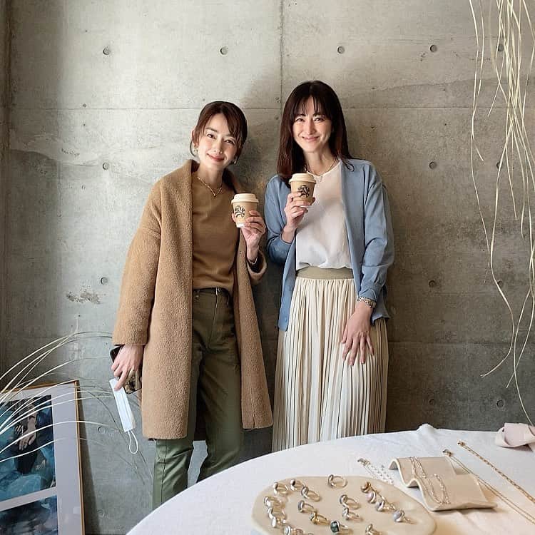 前田ゆかのインスタグラム：「世田谷にオープンする ハンドメイドジュエリーブランド。「GAGANガガン」 @gagan.jewelry   制作するアトリエ兼ショップ カフェへ  @kyokomuto0628 京子さんと 一緒に行ってきました✨✨✨  デザインから繊細な工程すべてハンドメイドにこだわって制作しているアトリエ、ここでは目移りするほどのコレクションがフルラインナップで揃います！  併設しているカフェ「ju ジュ」 @ju.tokyo   ハンドドリップで丁寧に淹れた珈琲やダージリンティー、 飲み易さを重視してるカフェインレスの和紅茶をいただきました、冷めても渋みもなくなめらかな味わい✨身体に優しいオーガニックドリンクも揃ってます。  楽しくお茶をしながら選んだジュエリー✨  ふと気づくと手に取るものは心地よいシンプルなもの、 さりげないサイズ感と存在感が気に入ったゴールドのピアス！ ずっと身につけられるものをチョイス🤍  アトリエはふらっと立ち寄よれる寛ぎのスポットになりそう✨ 3月19日本日OPEN⭐︎  #gaganjewelry  #gaganTokyo #jutokyo」